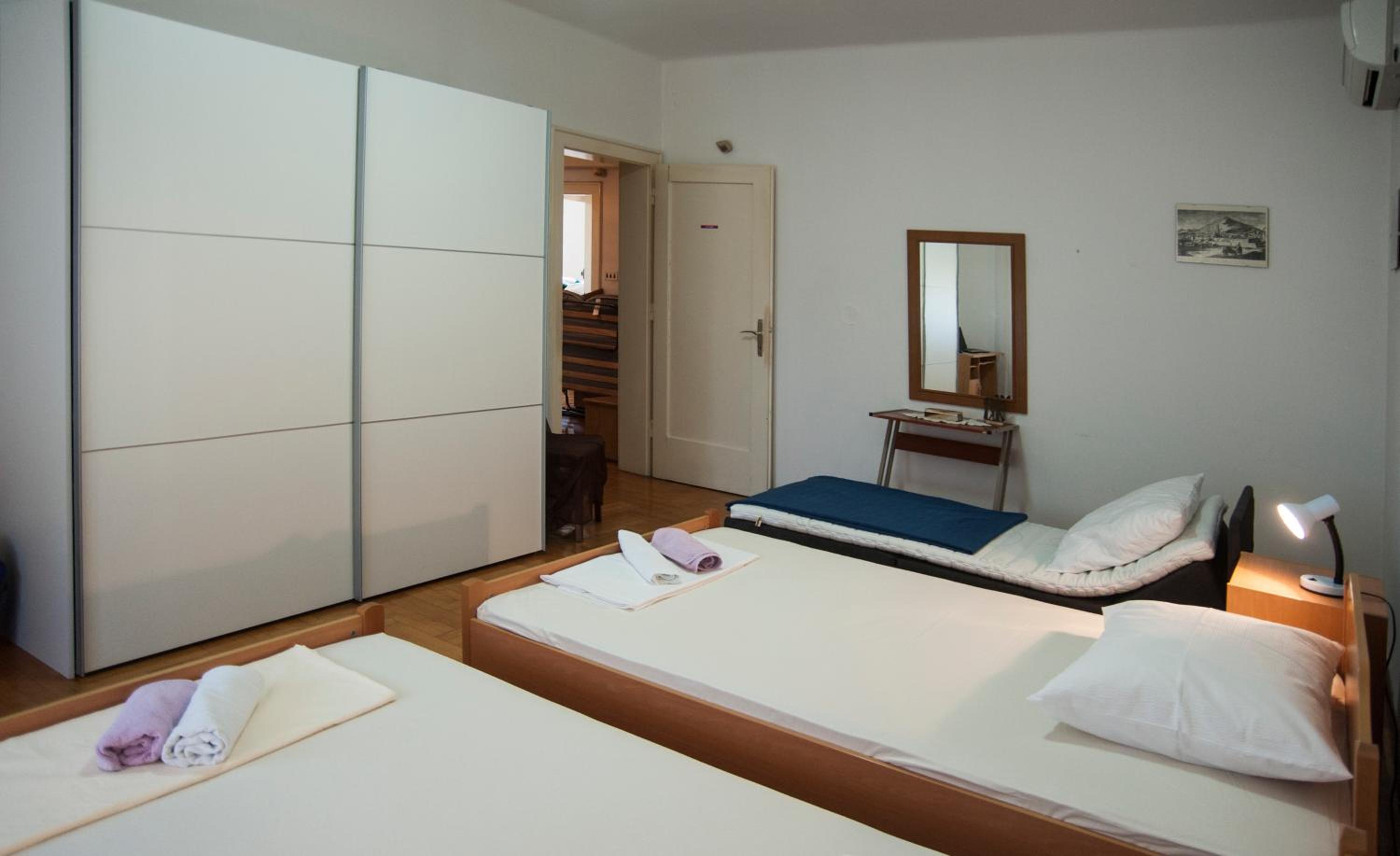 Apartment with Balcony - Photo 25