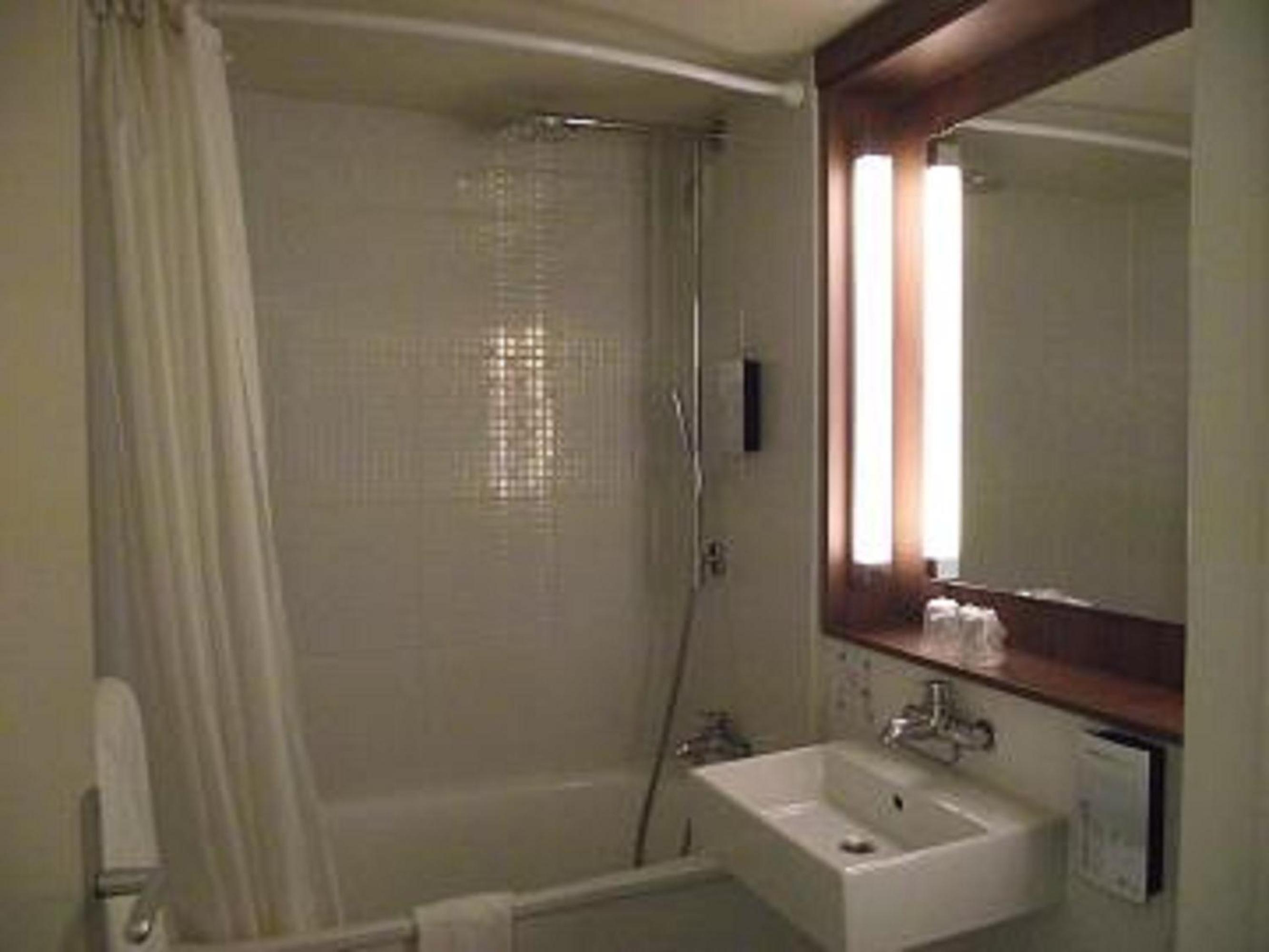 Standard Twin Room - Photo 2