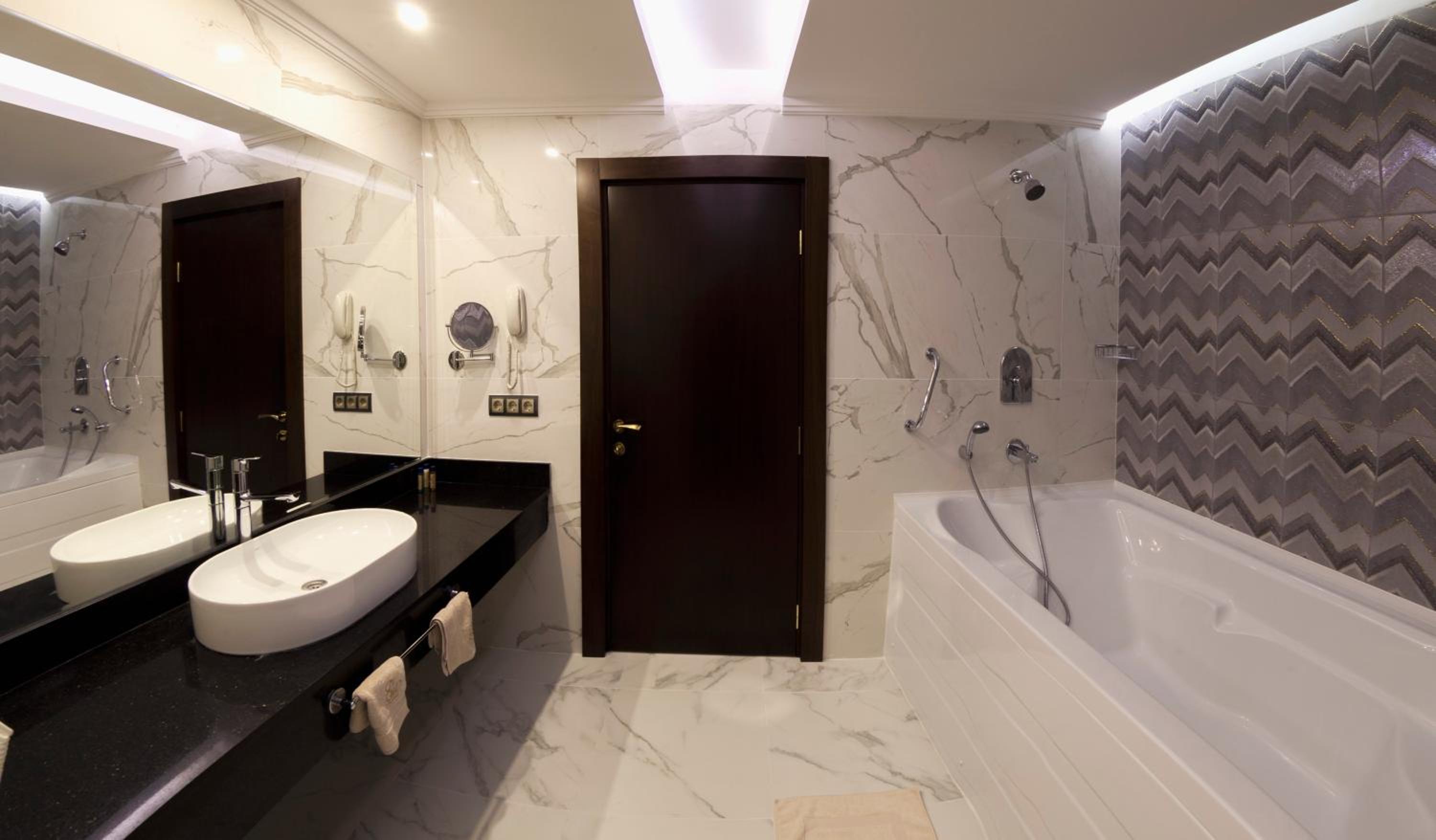 Double or Twin Room with Bathroom - Photo 5