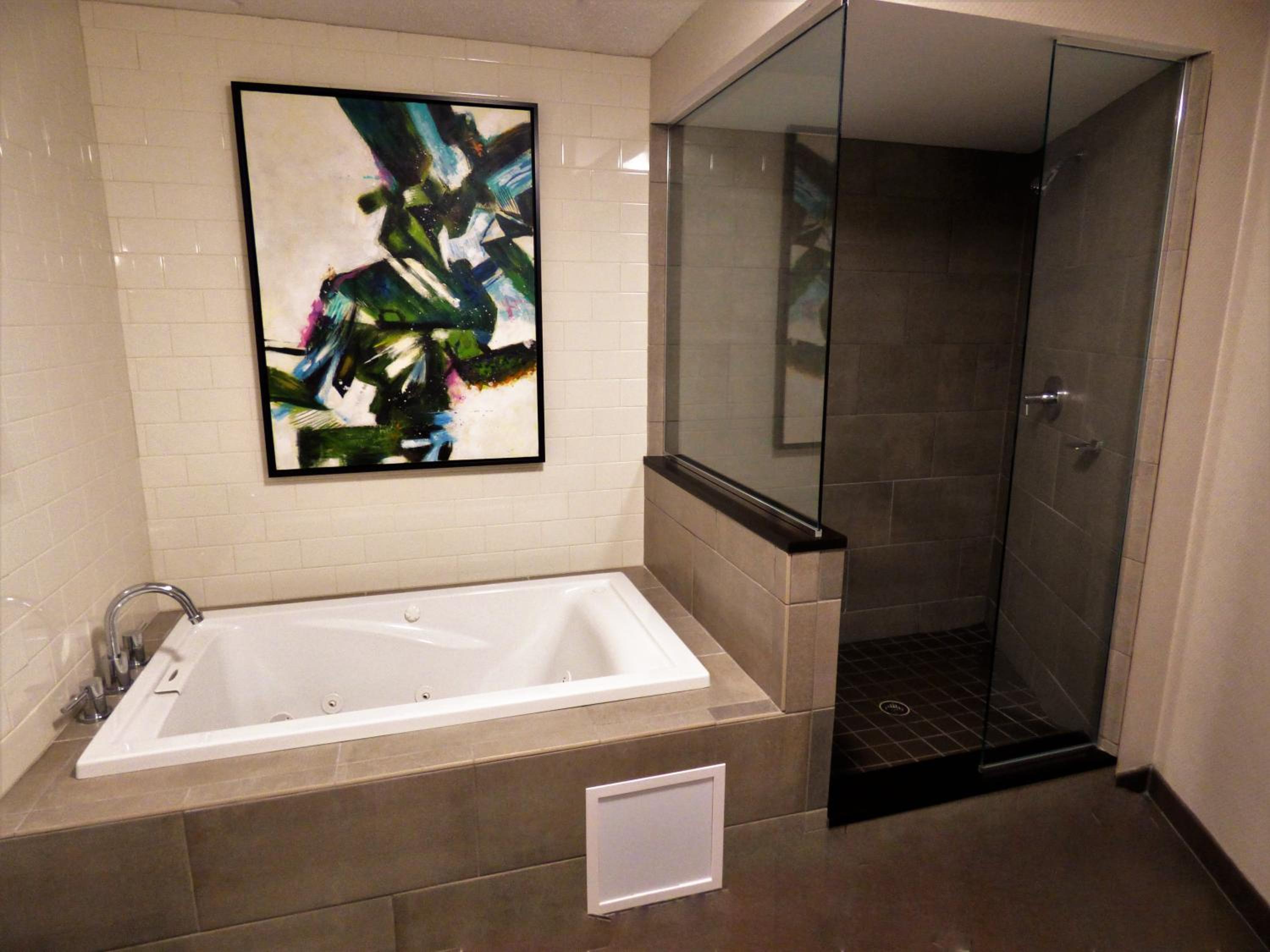 King Room - Non-Smoking - Photo 9