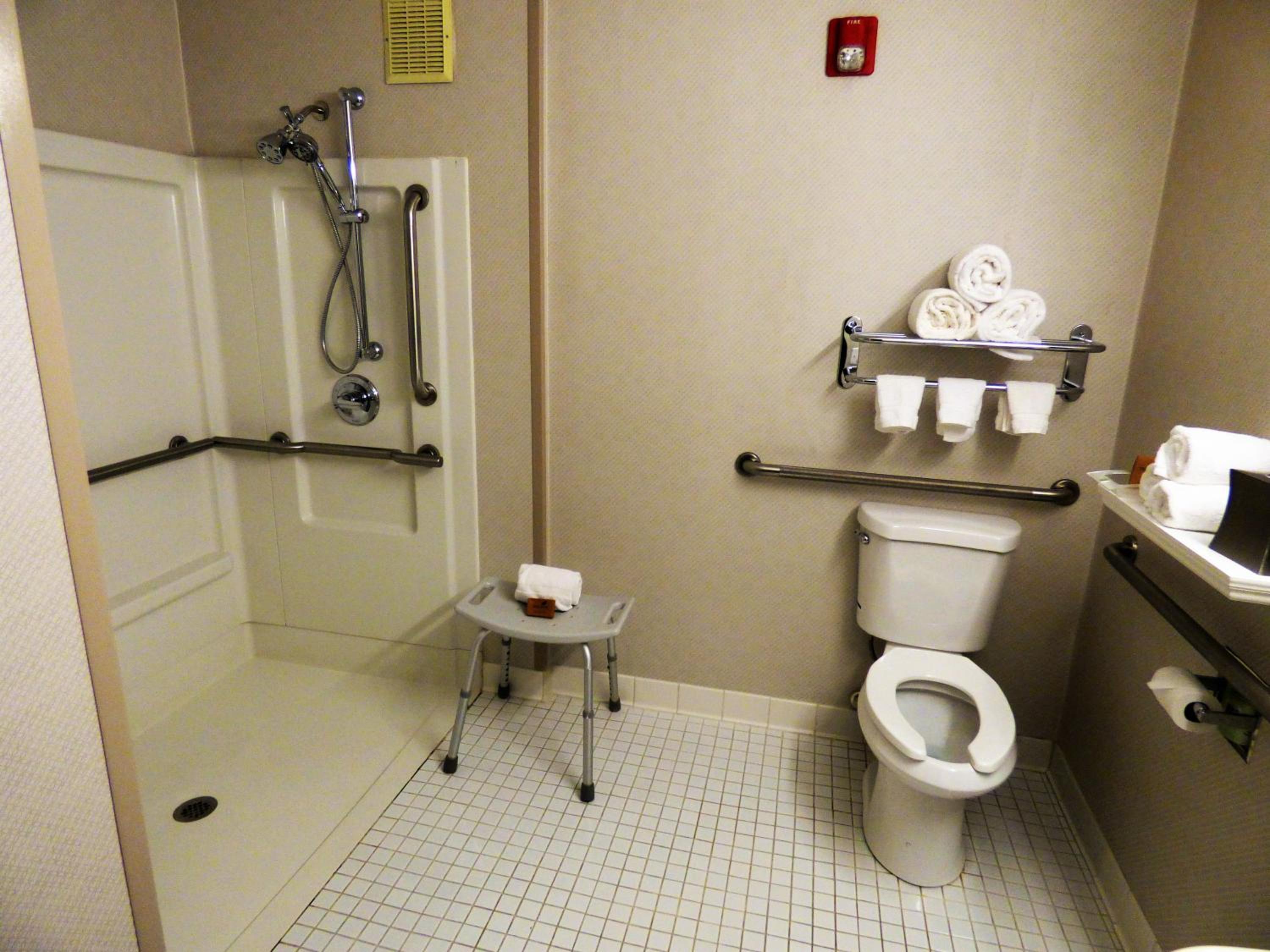 King Room with Bath Tub - Disability Access/Non-Smoking  - Photo 4