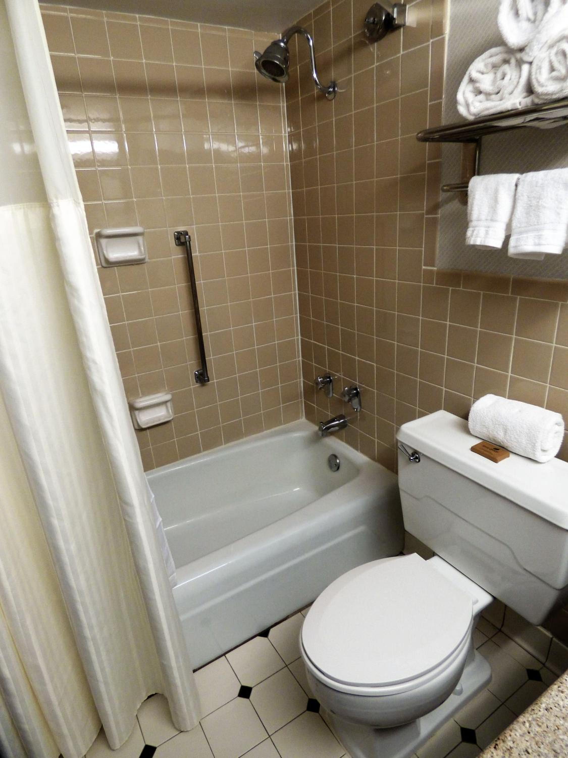Queen Room - Non-Smoking - Photo 5
