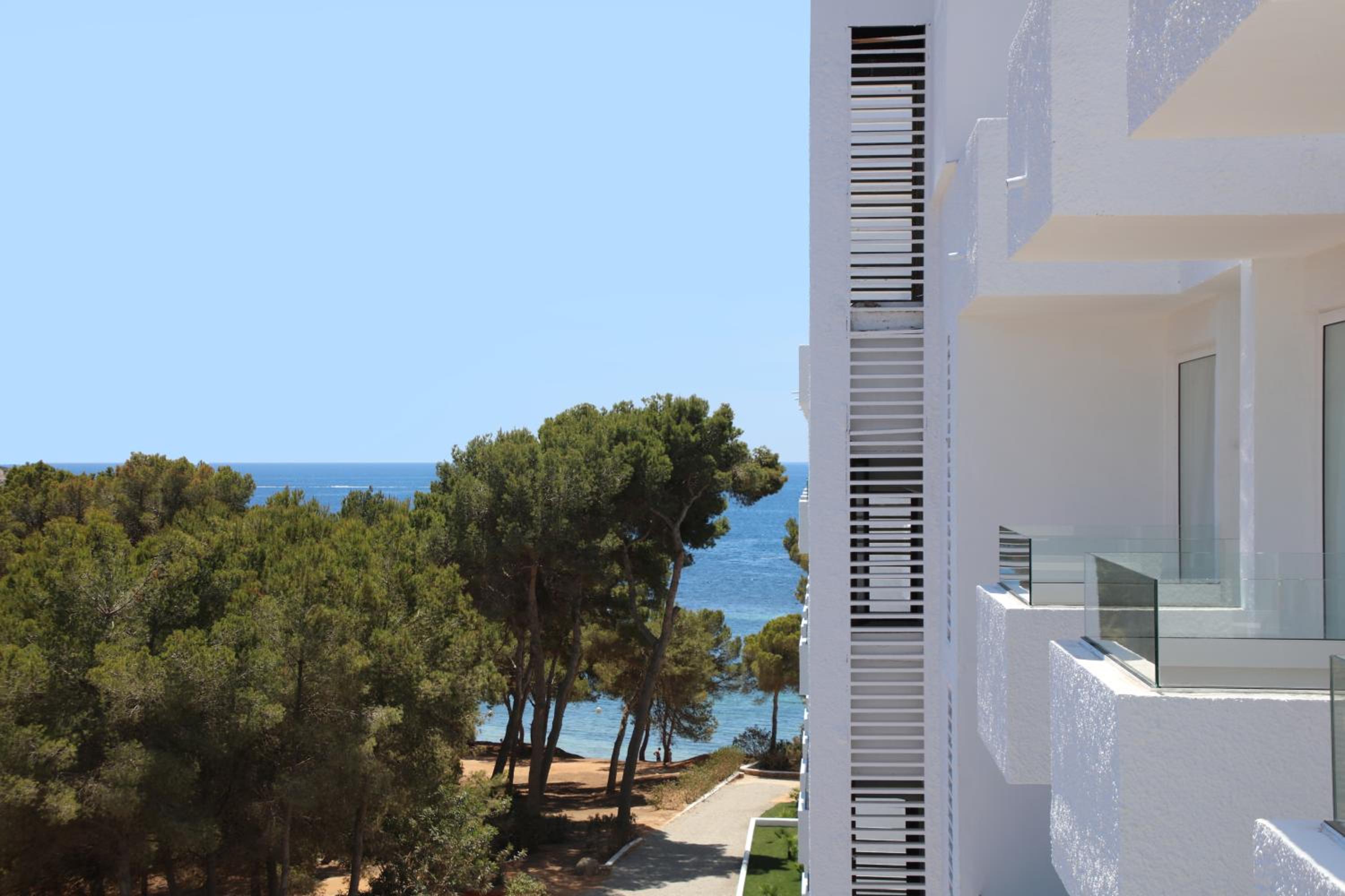 Double or Twin Room with Side Sea View - Photo 2