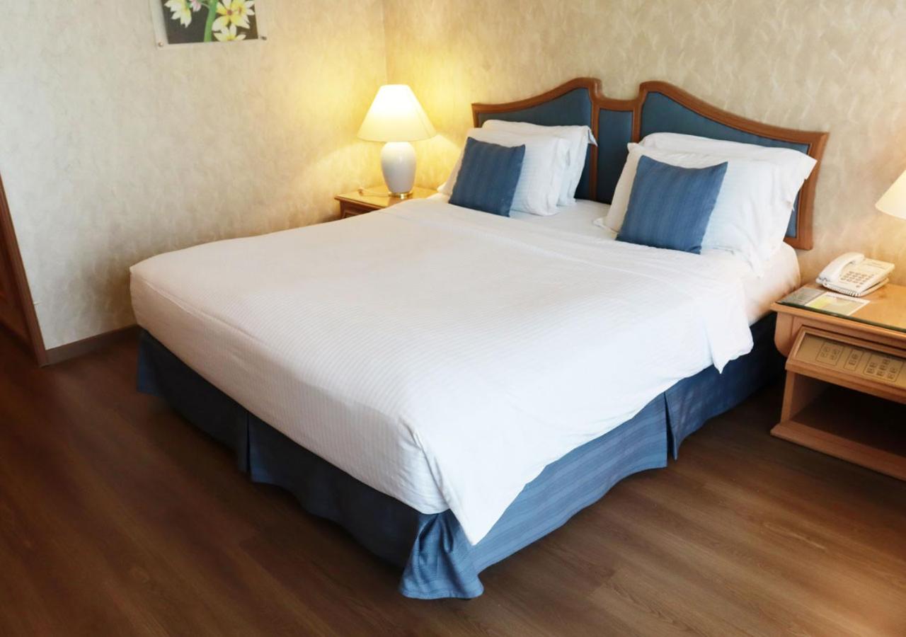 Deluxe Double Room with Balcony - Photo 4