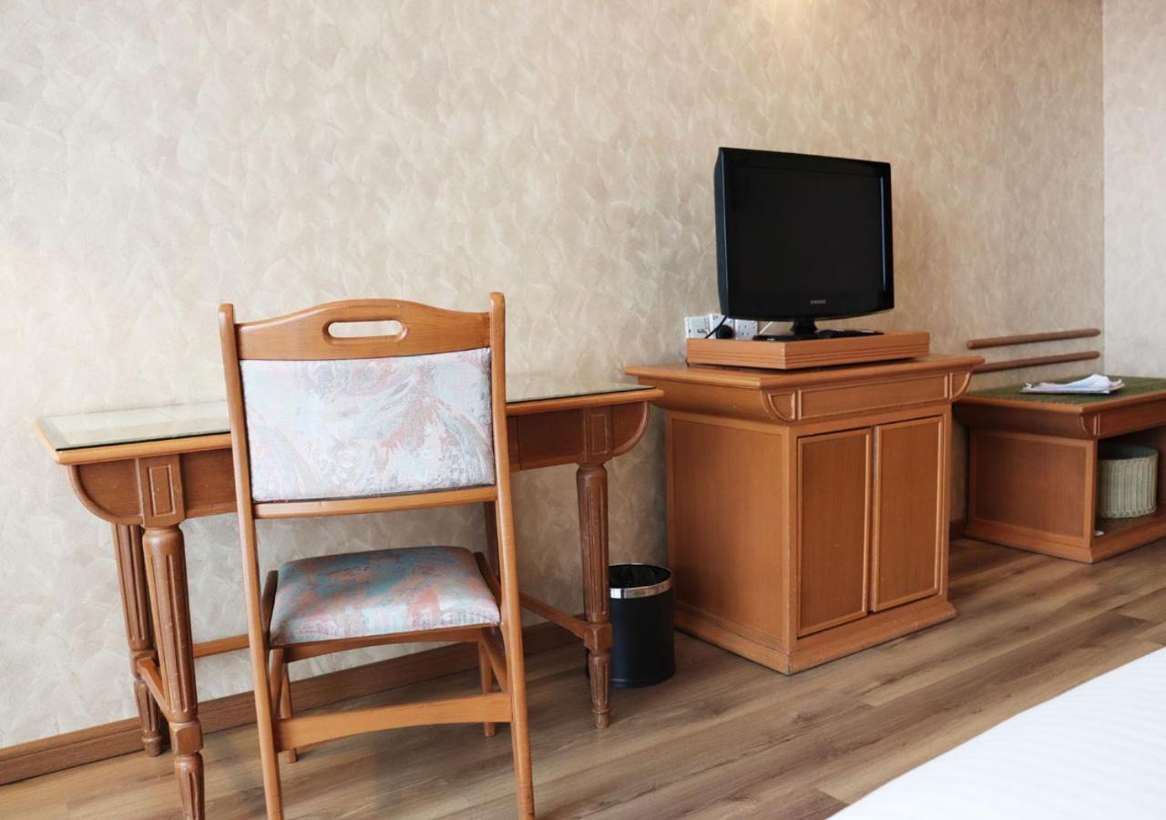 Family Room - Photo 2