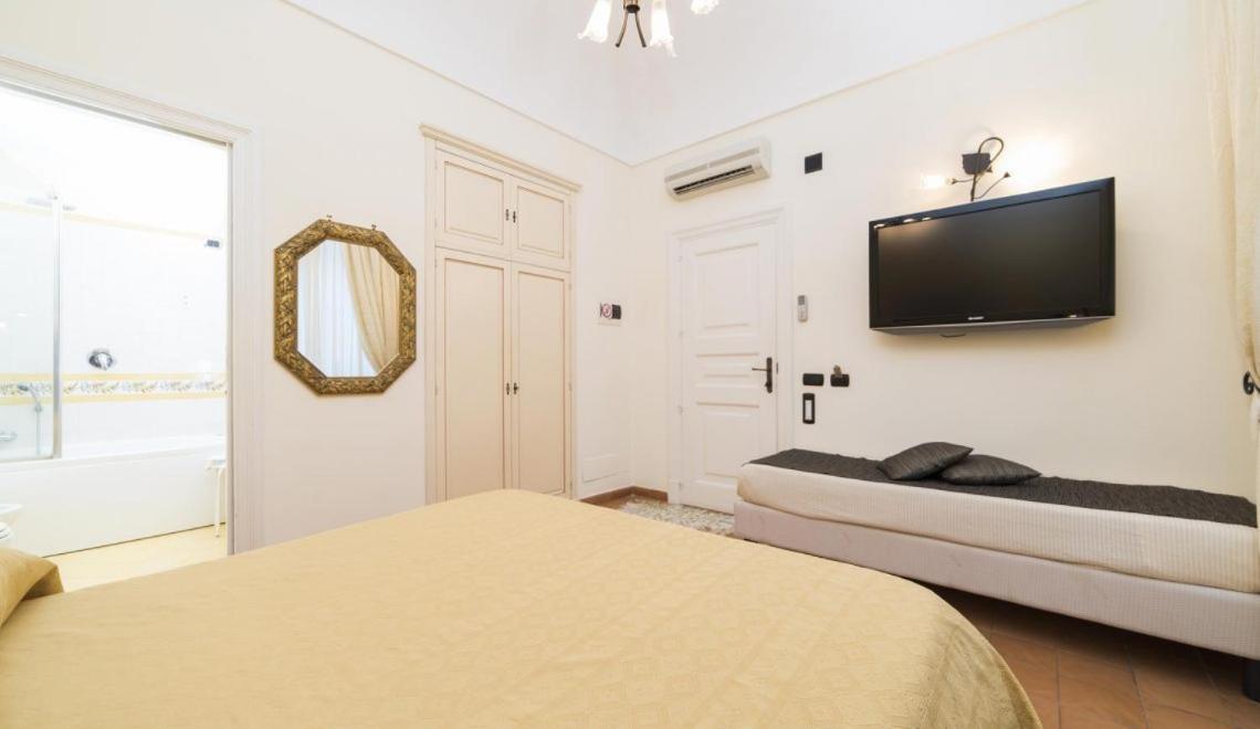 Deluxe King Room photo 2