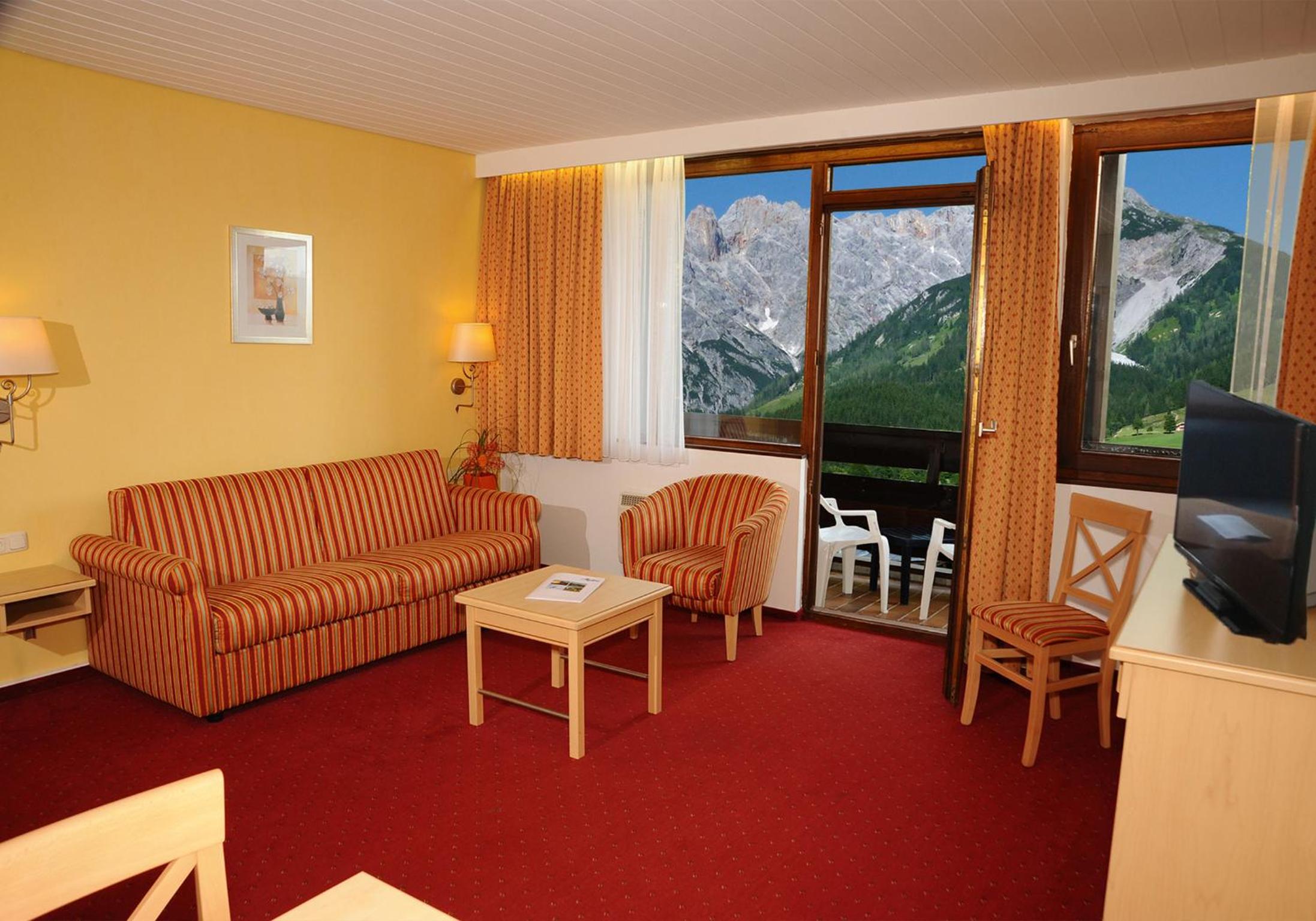 Family Room (2 Adults + 2 Children)