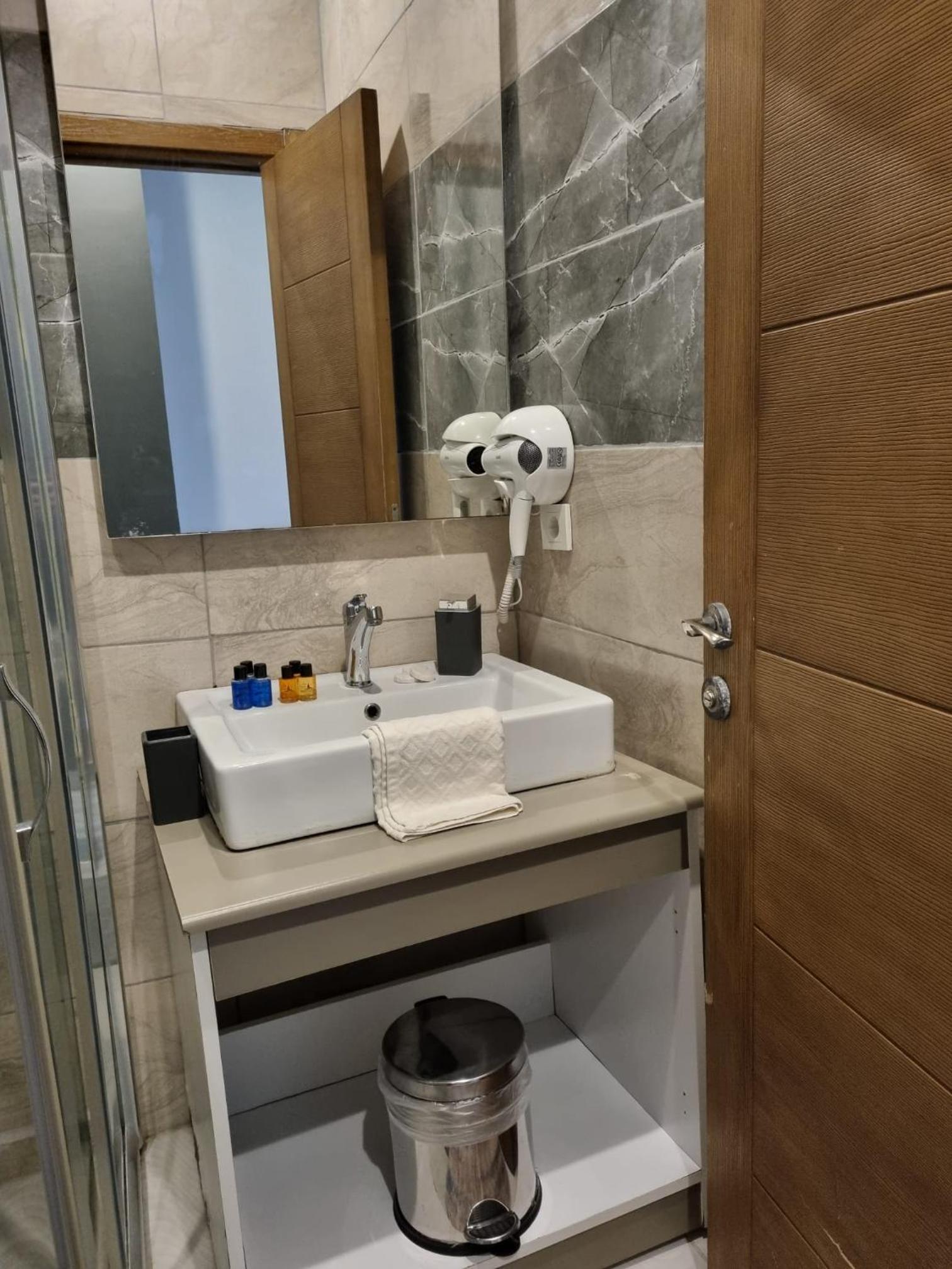 Budget Double Room photo 3