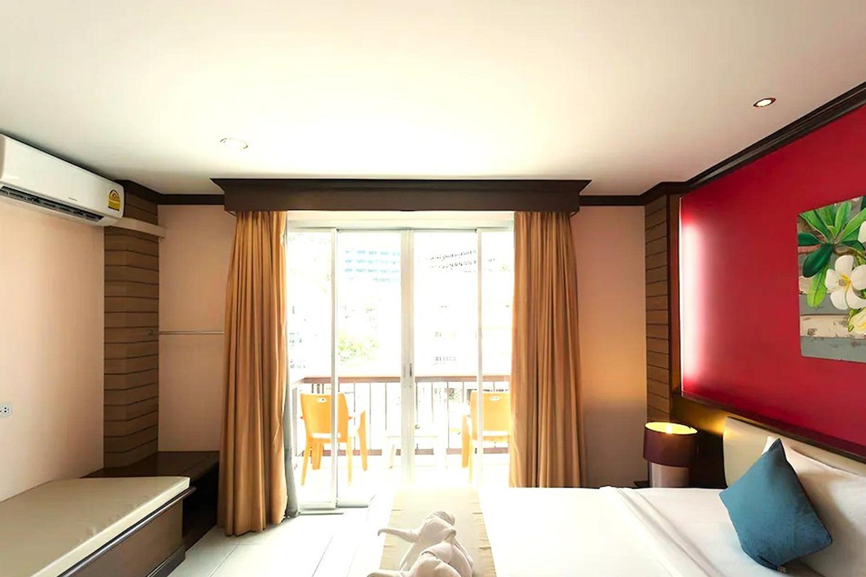 Superior Double or Twin Room with City View - Photo 15