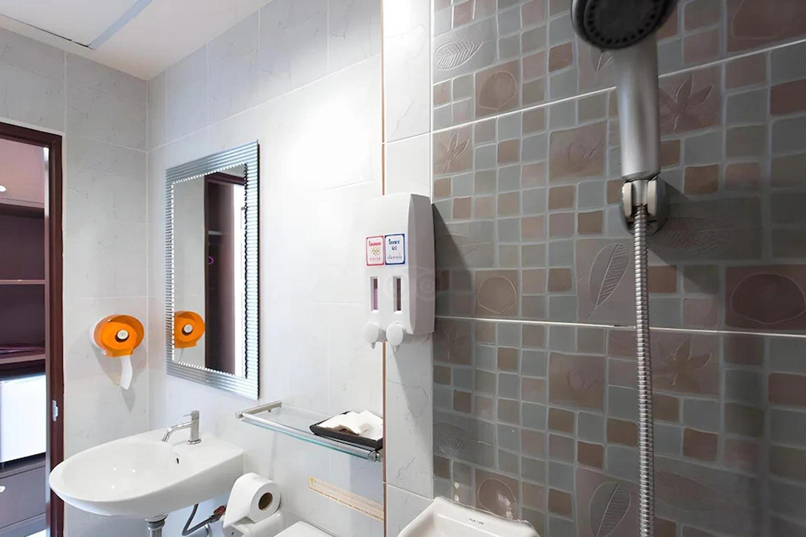 Superior Double or Twin Room with City View - Photo 13