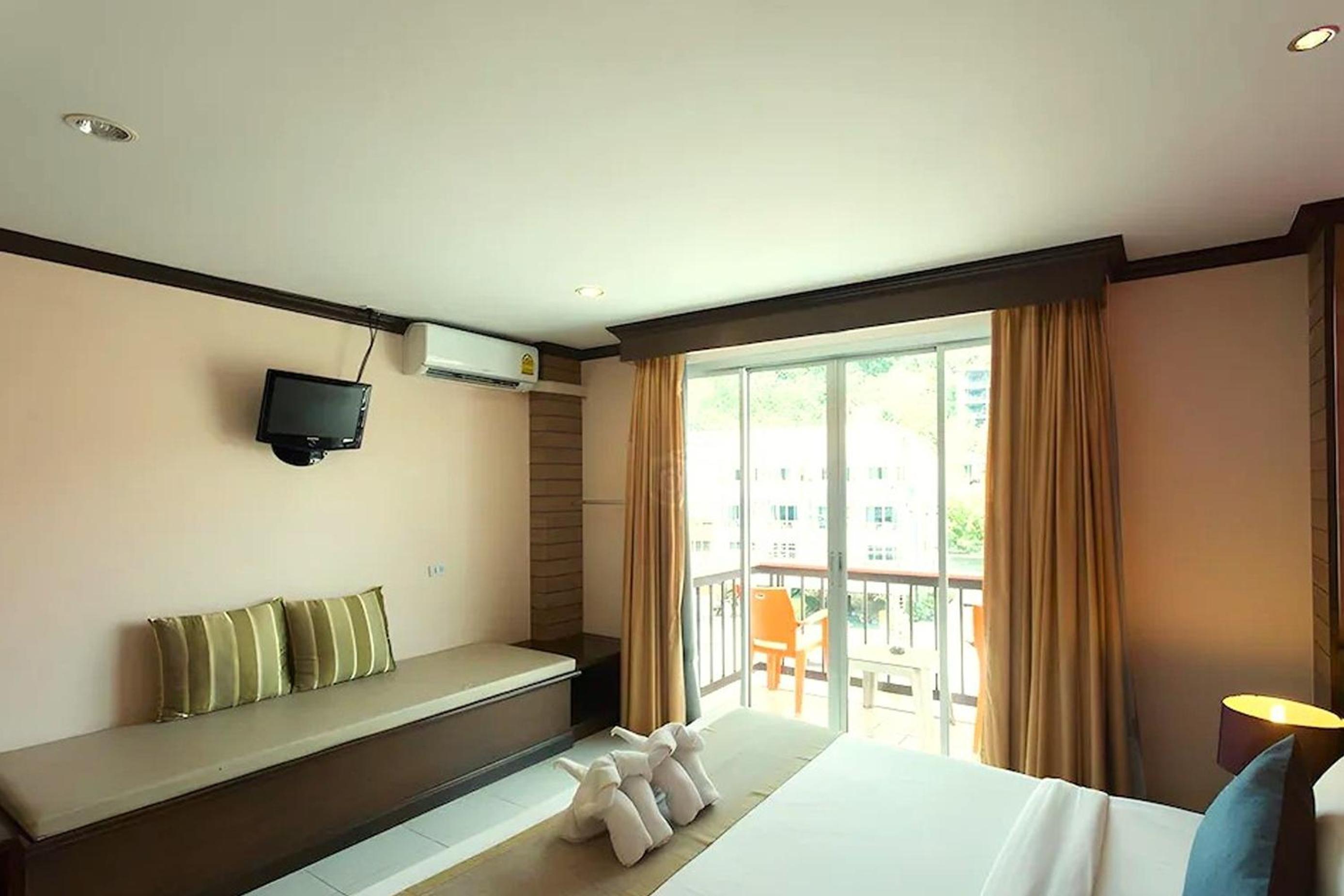 Superior Double or Twin Room with City View - Photo 14
