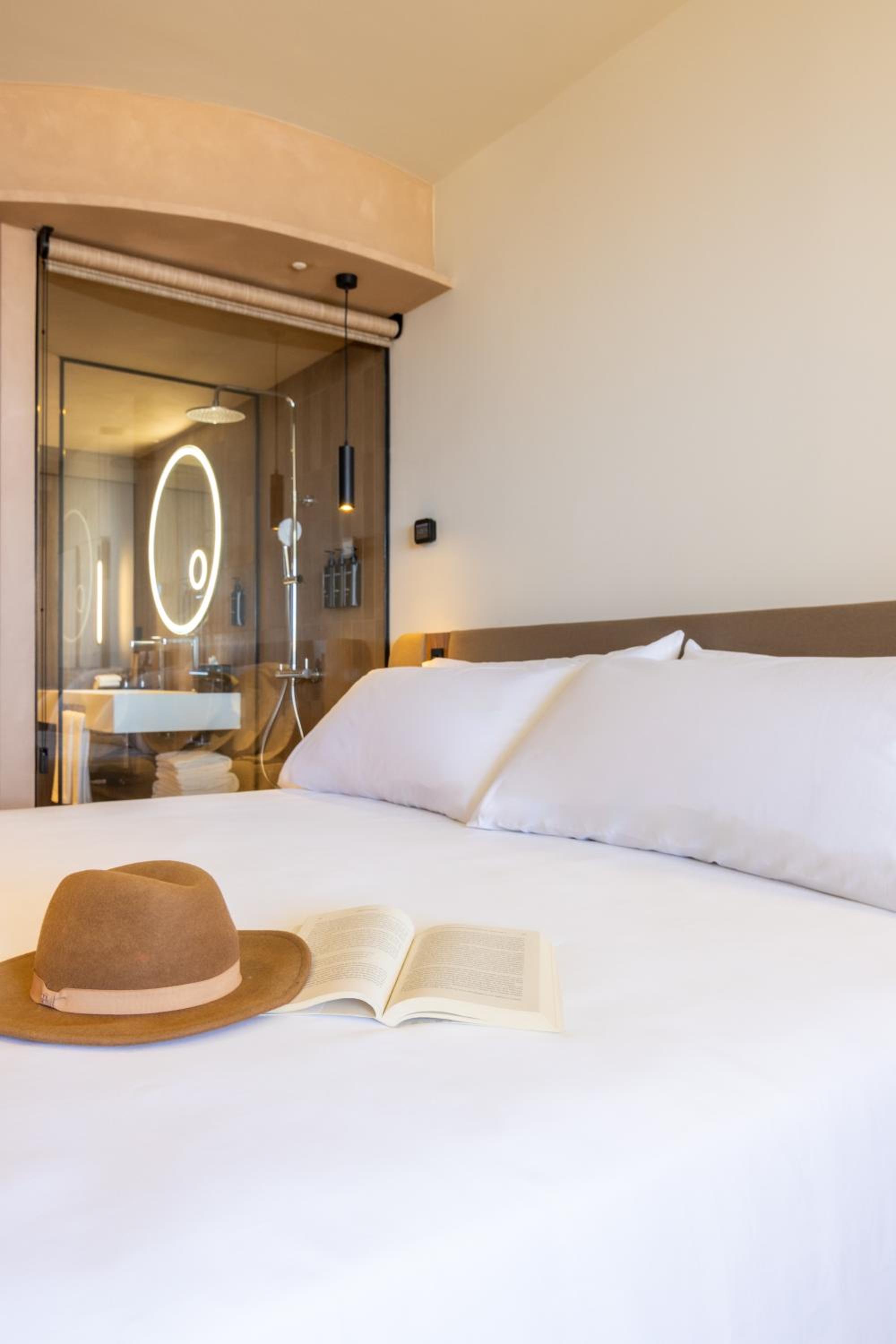 Superior Side Sea View (1 Adult)
