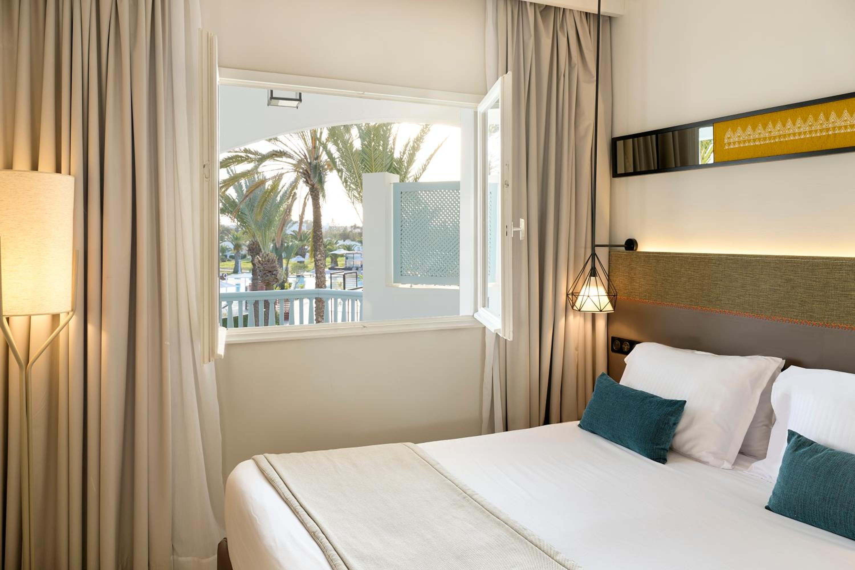 Suite with Pool View - Photo 3