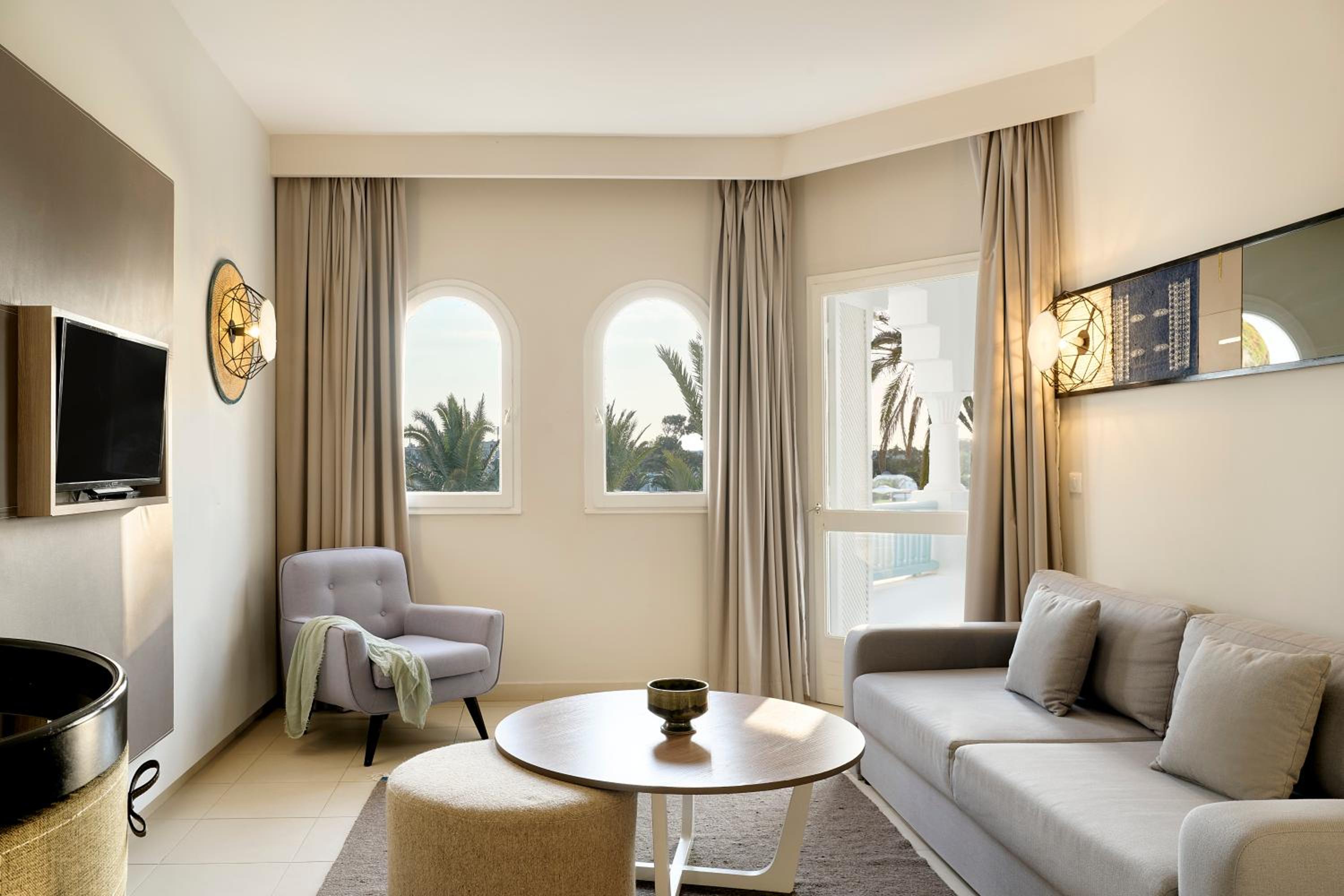 Suite with Pool View - Photo 4