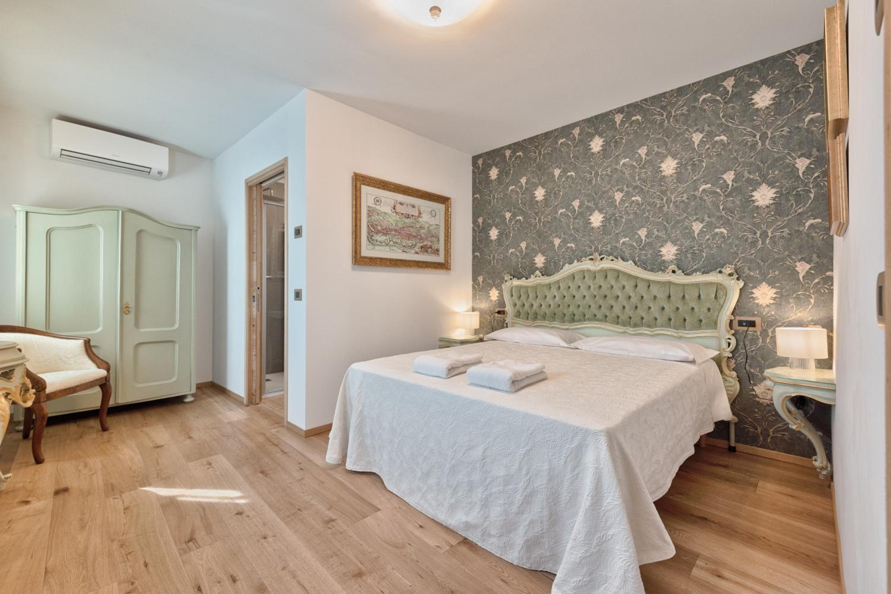 Large Double Room photo 1