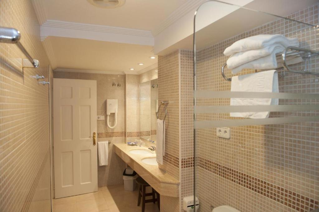 Two-Bedroom Apartment (2 Adults + 2 Children) photo 3