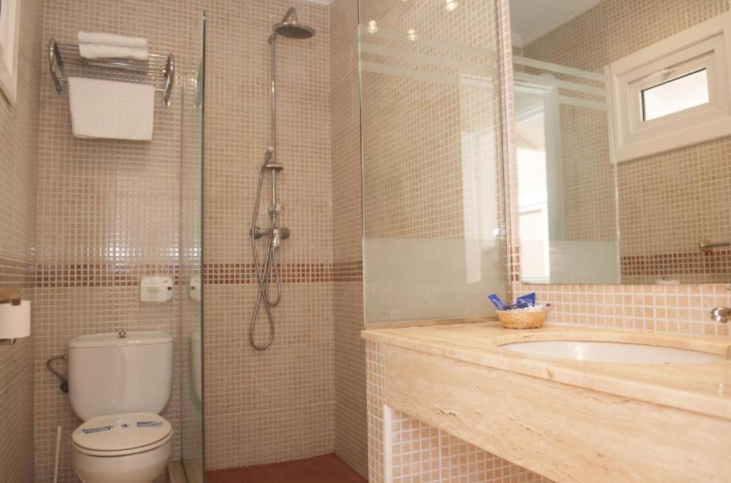 One-Bedroom Apartment (3 Adults + 1 Child) photo 3
