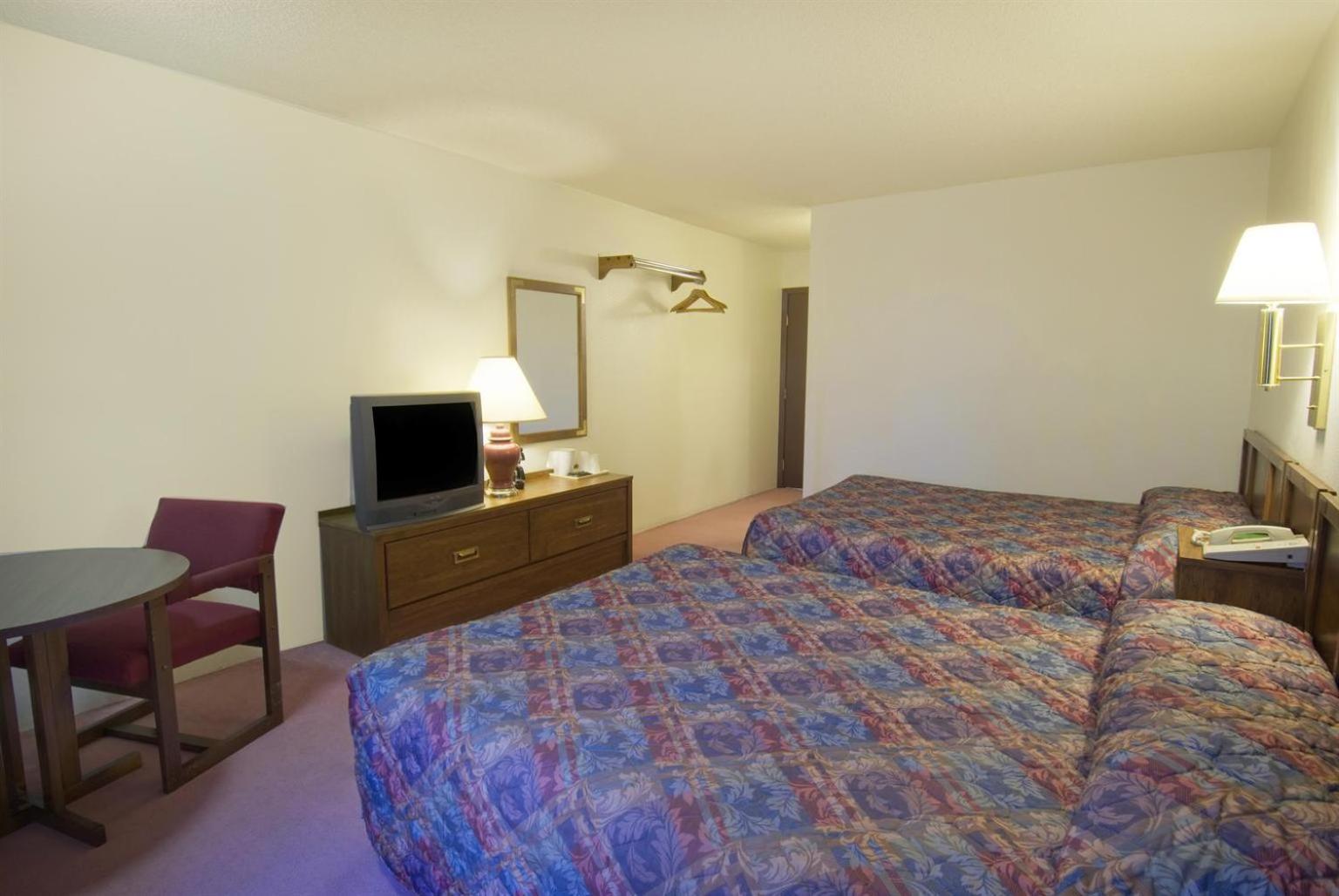 Queen Room photo 2