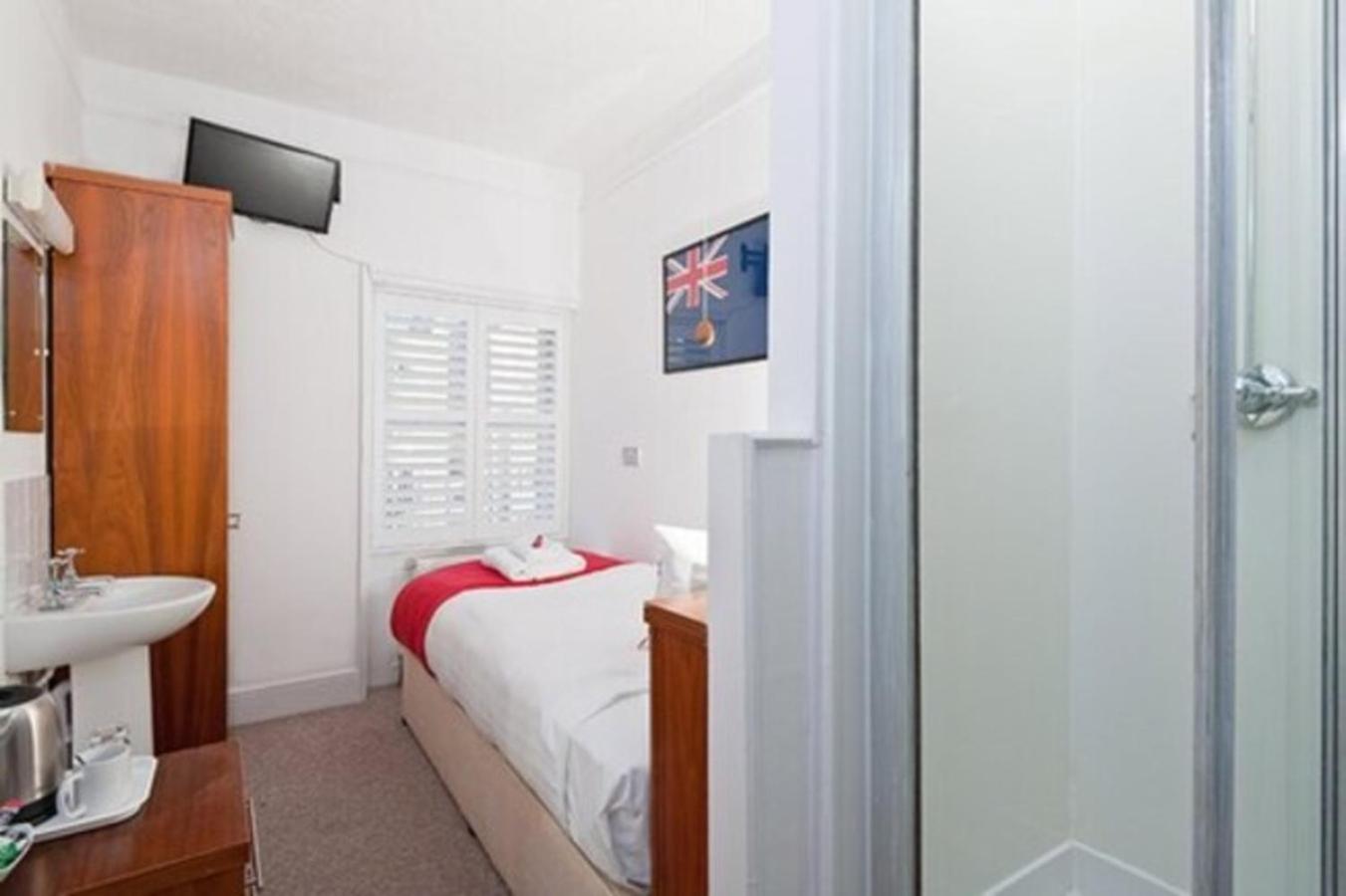Single Room with Shared Bathroom photo 1