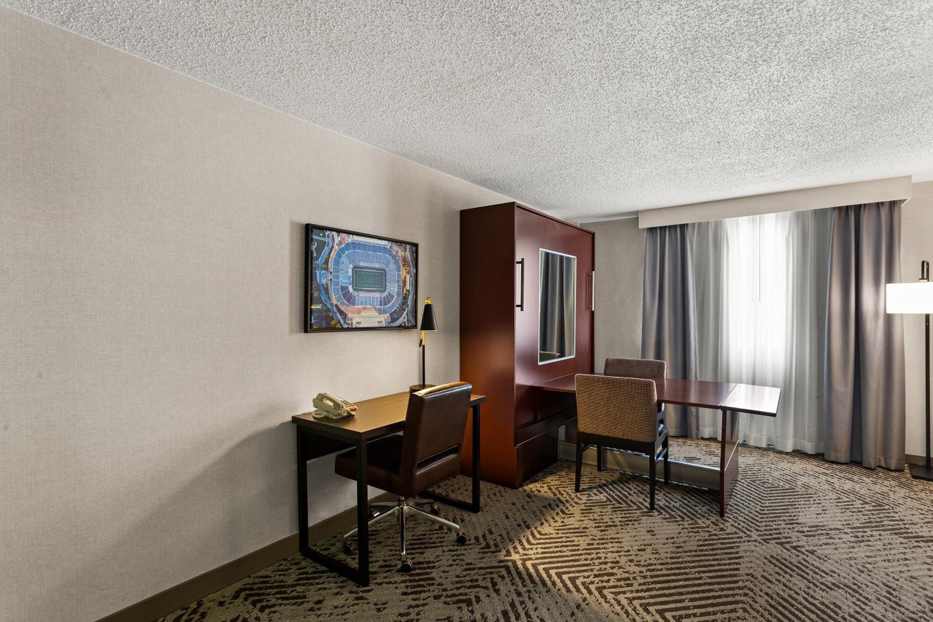 One-Bedroom Queen Suite - Non-Smoking - Photo 6