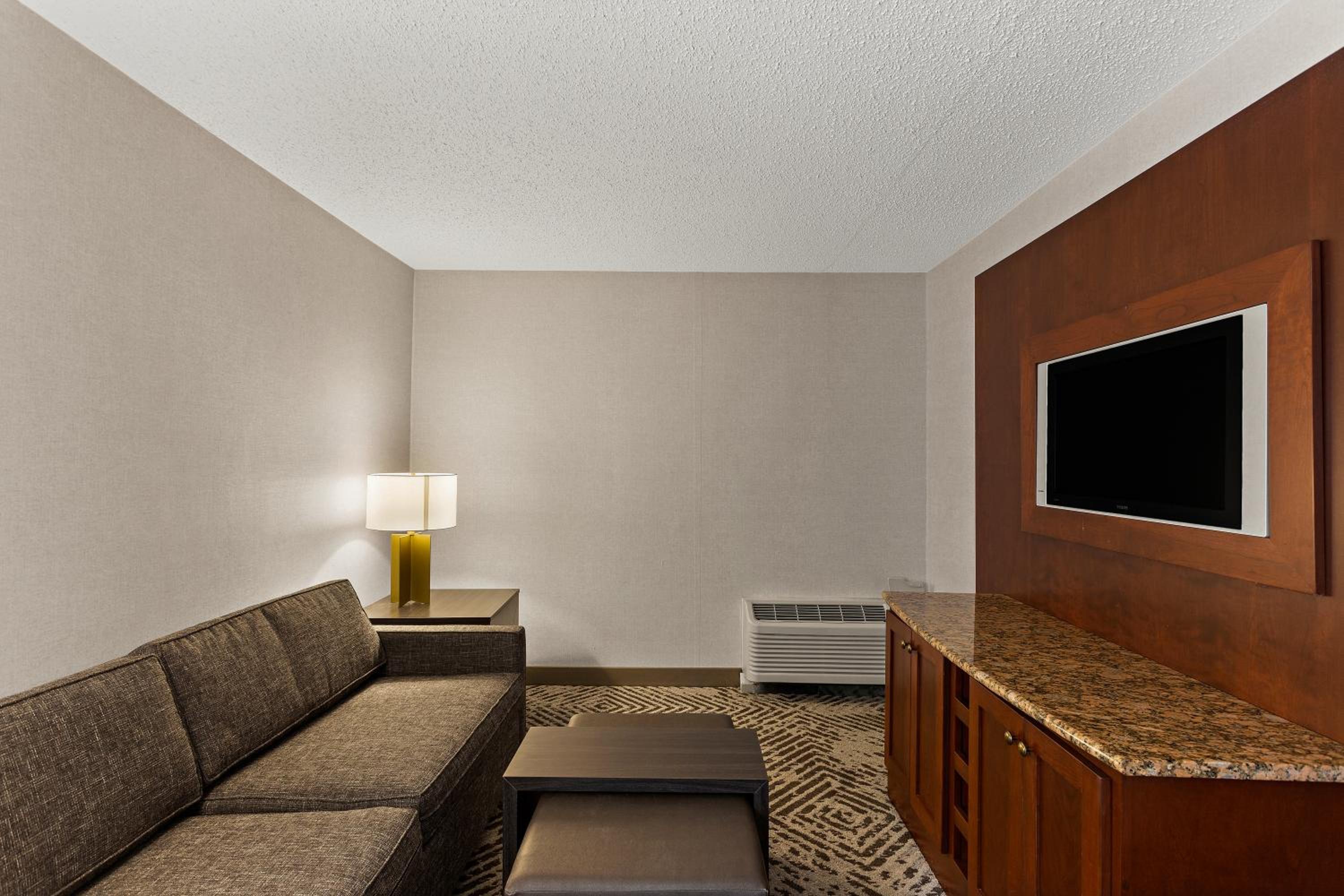 One-Bedroom Queen Suite - Non-Smoking - Photo 7