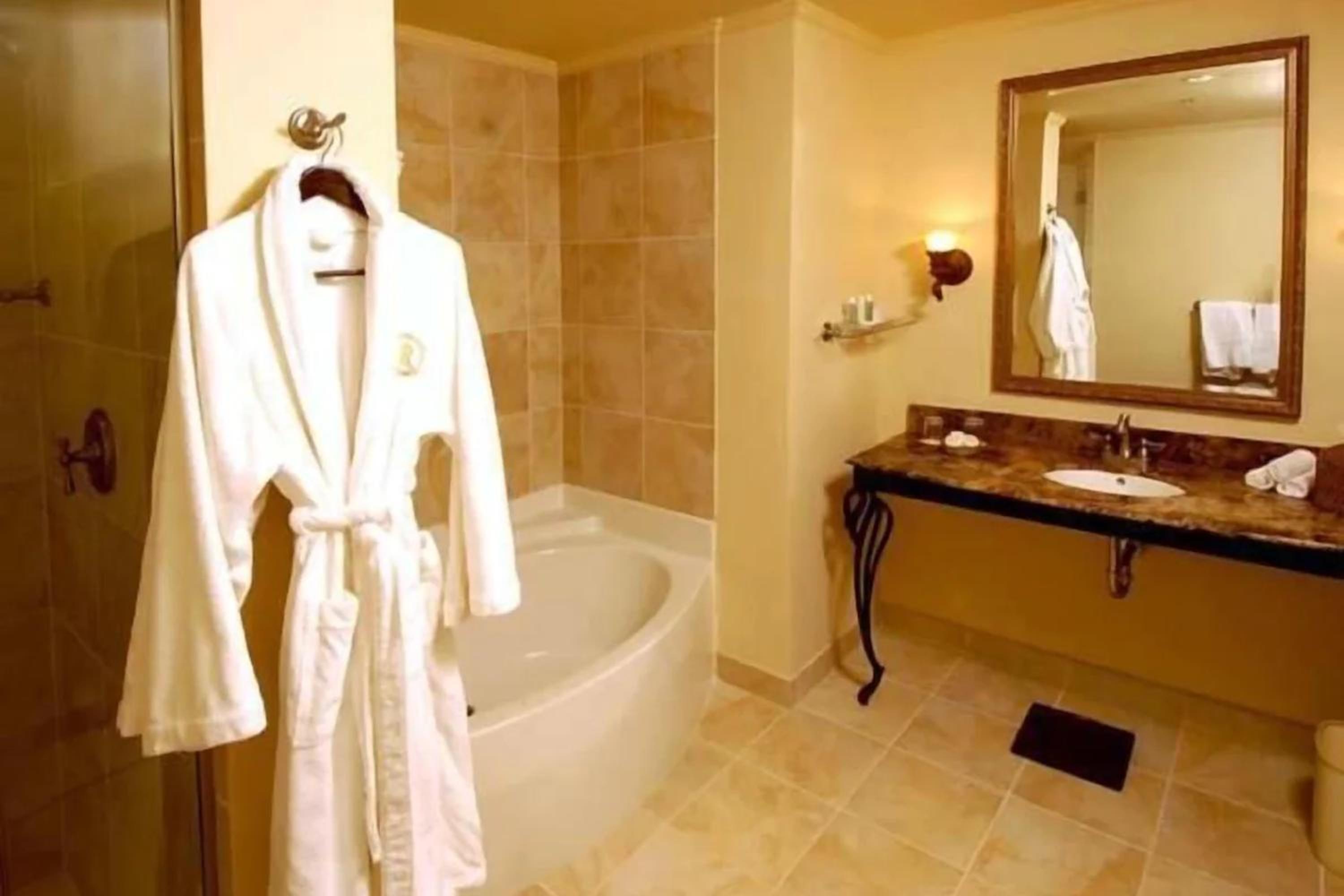 Deluxe Queen Room - Photo 3