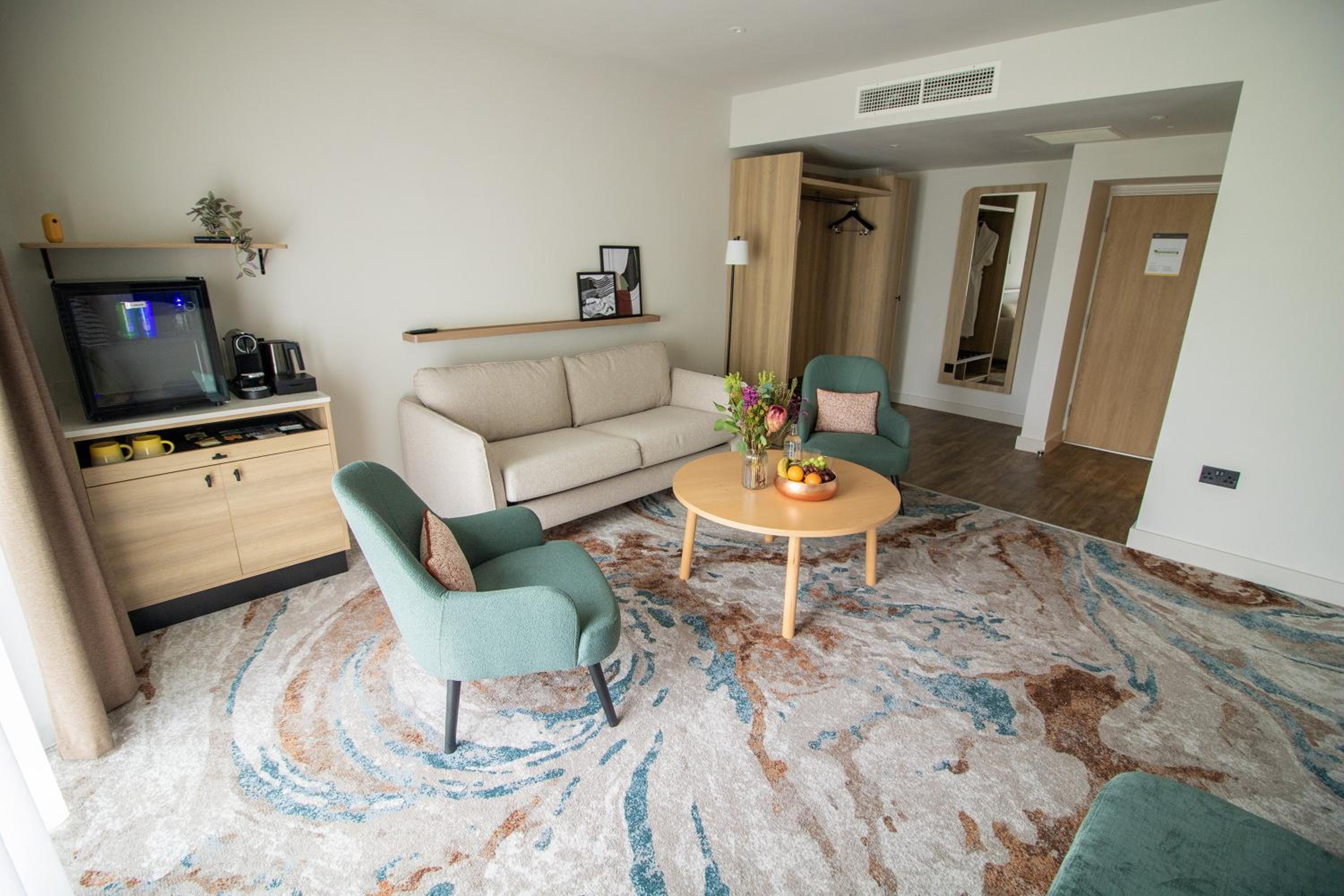 One-Bedroom Suite - Photo 4