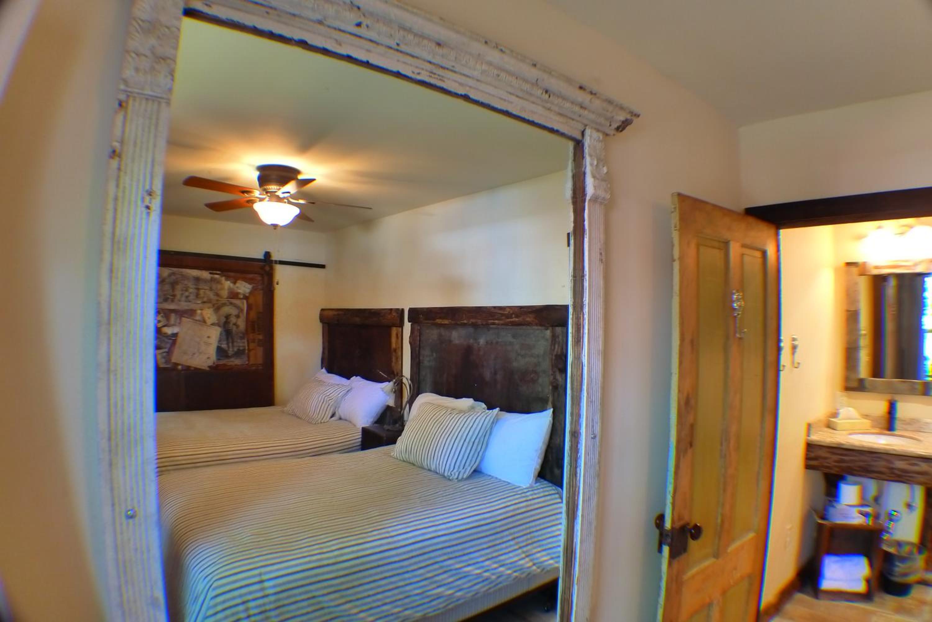 Double Room with Private Bathroom #2 - Photo 6