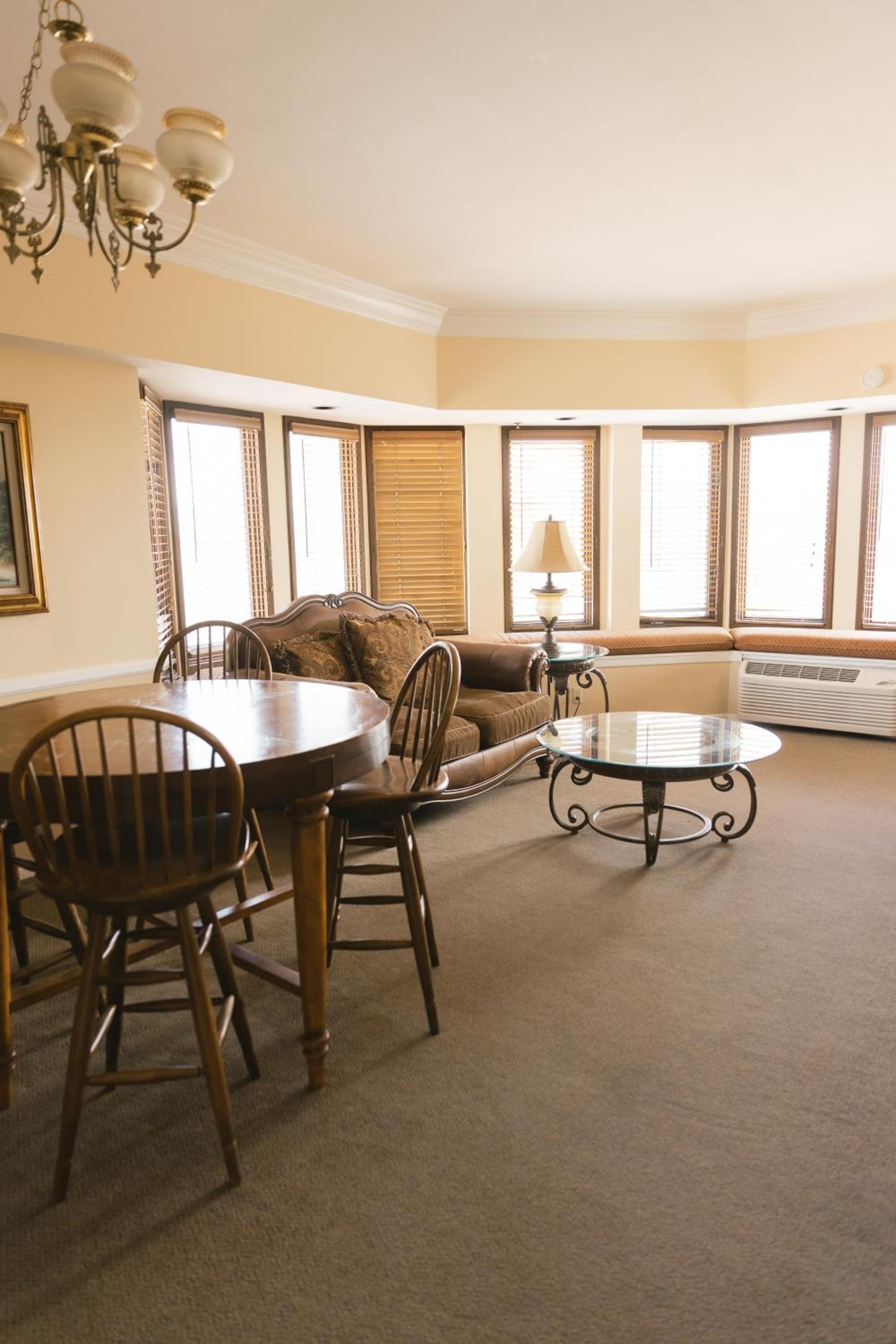 Executive Tower, Corner Grand Suite, 1 King Bed