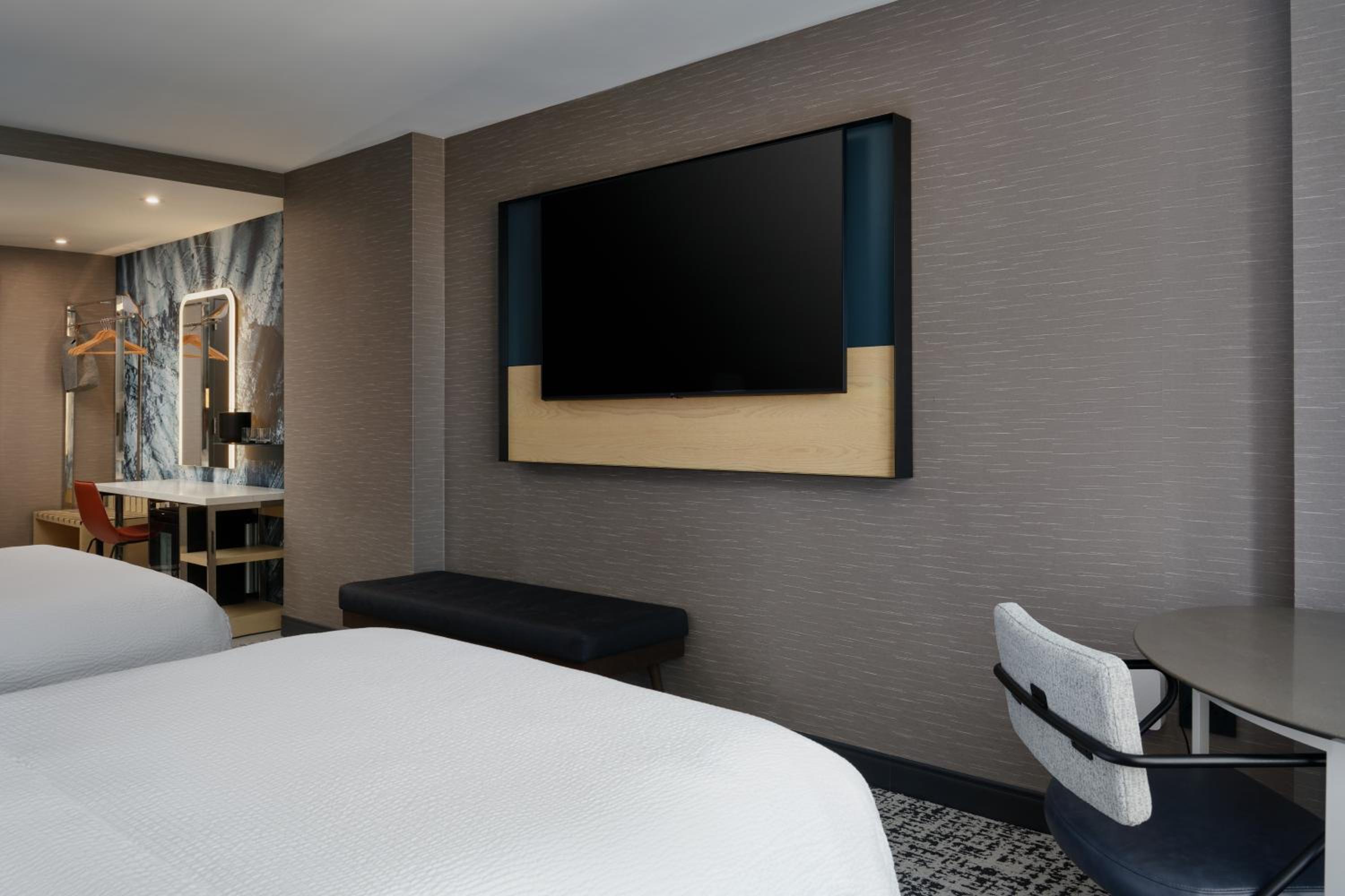 Queen Room with Two Queen Beds photo 2