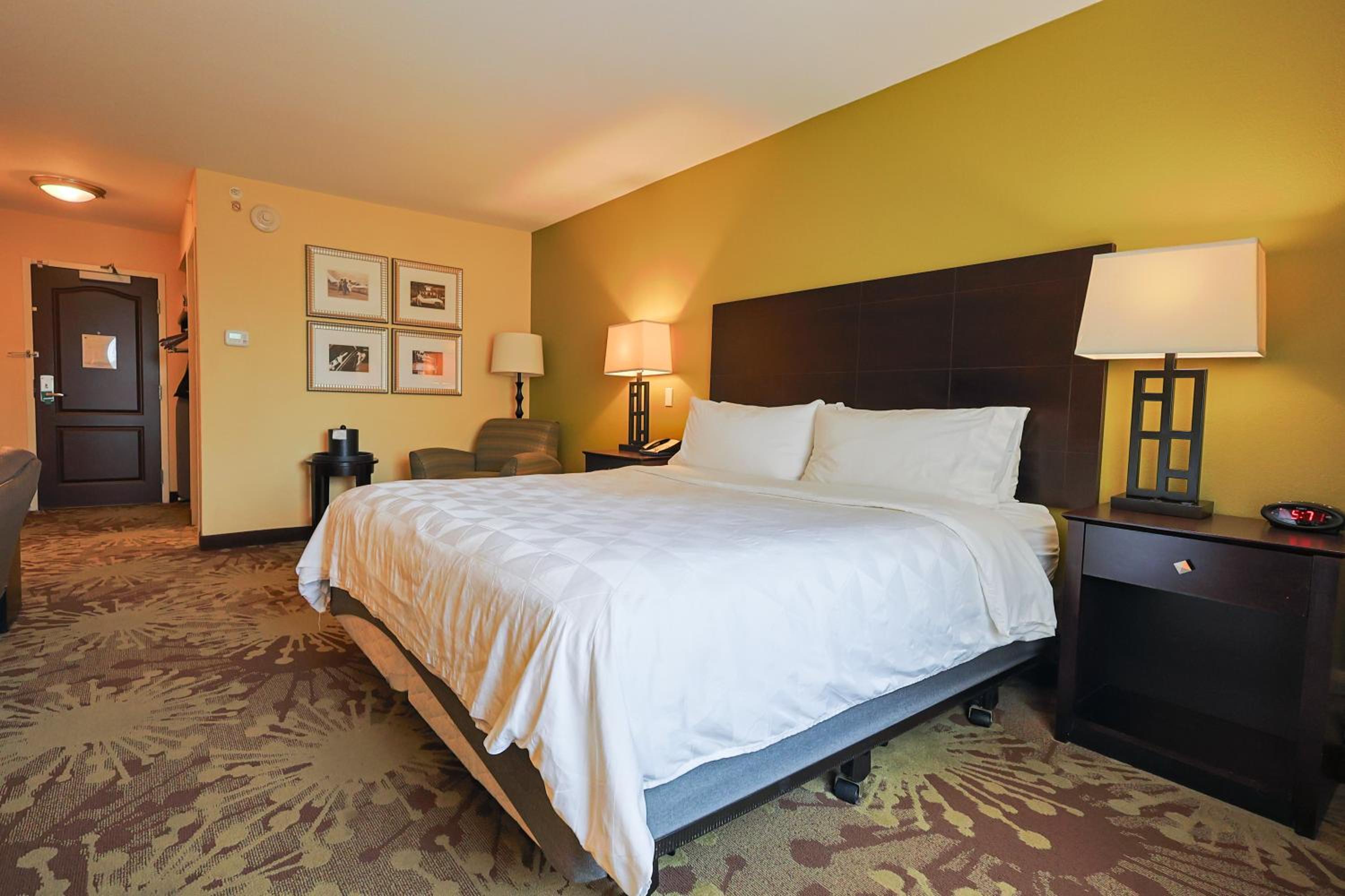 King Room - Non-Smoking - Photo 2