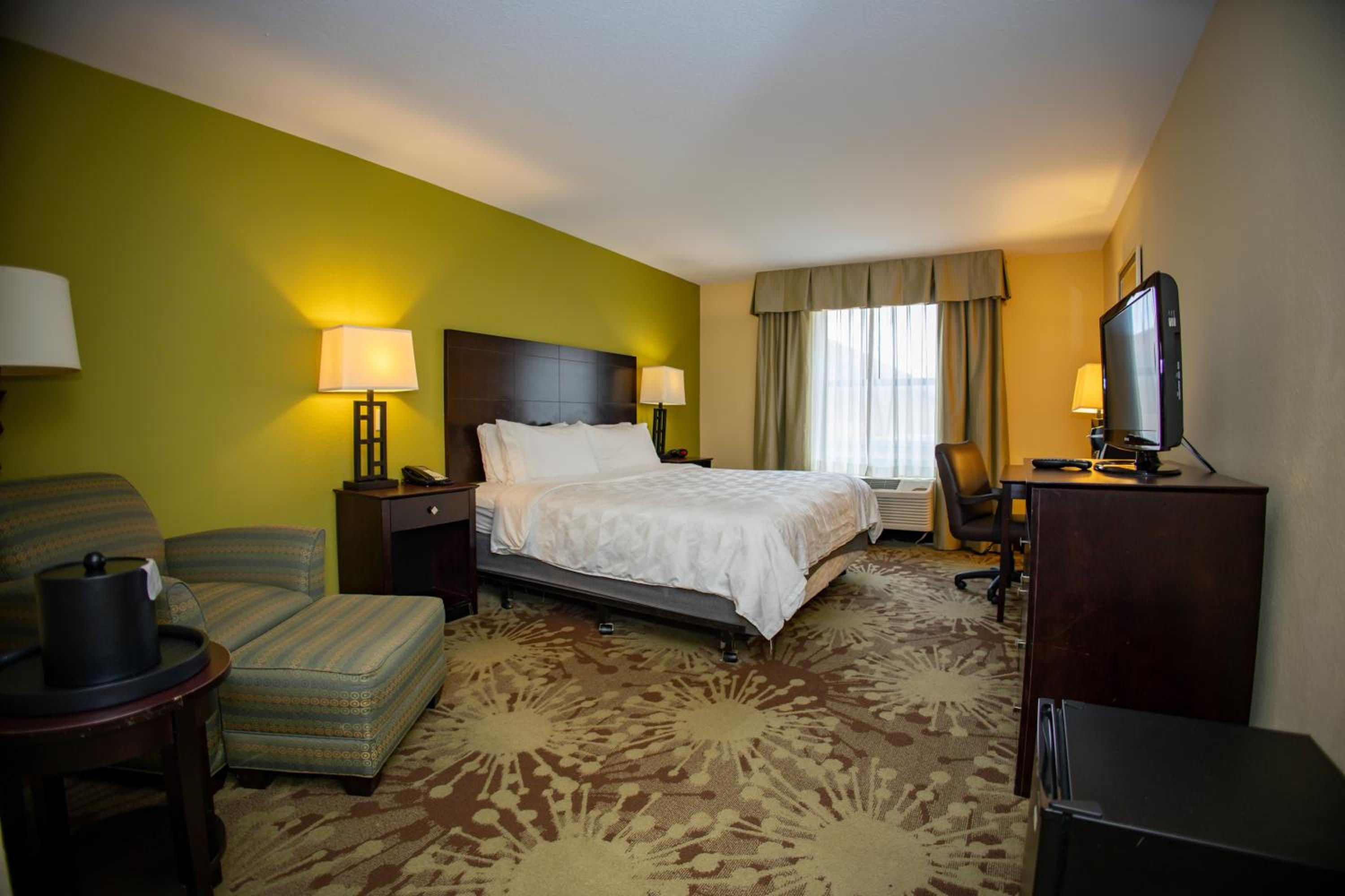 King Room - Non-Smoking - Photo 3