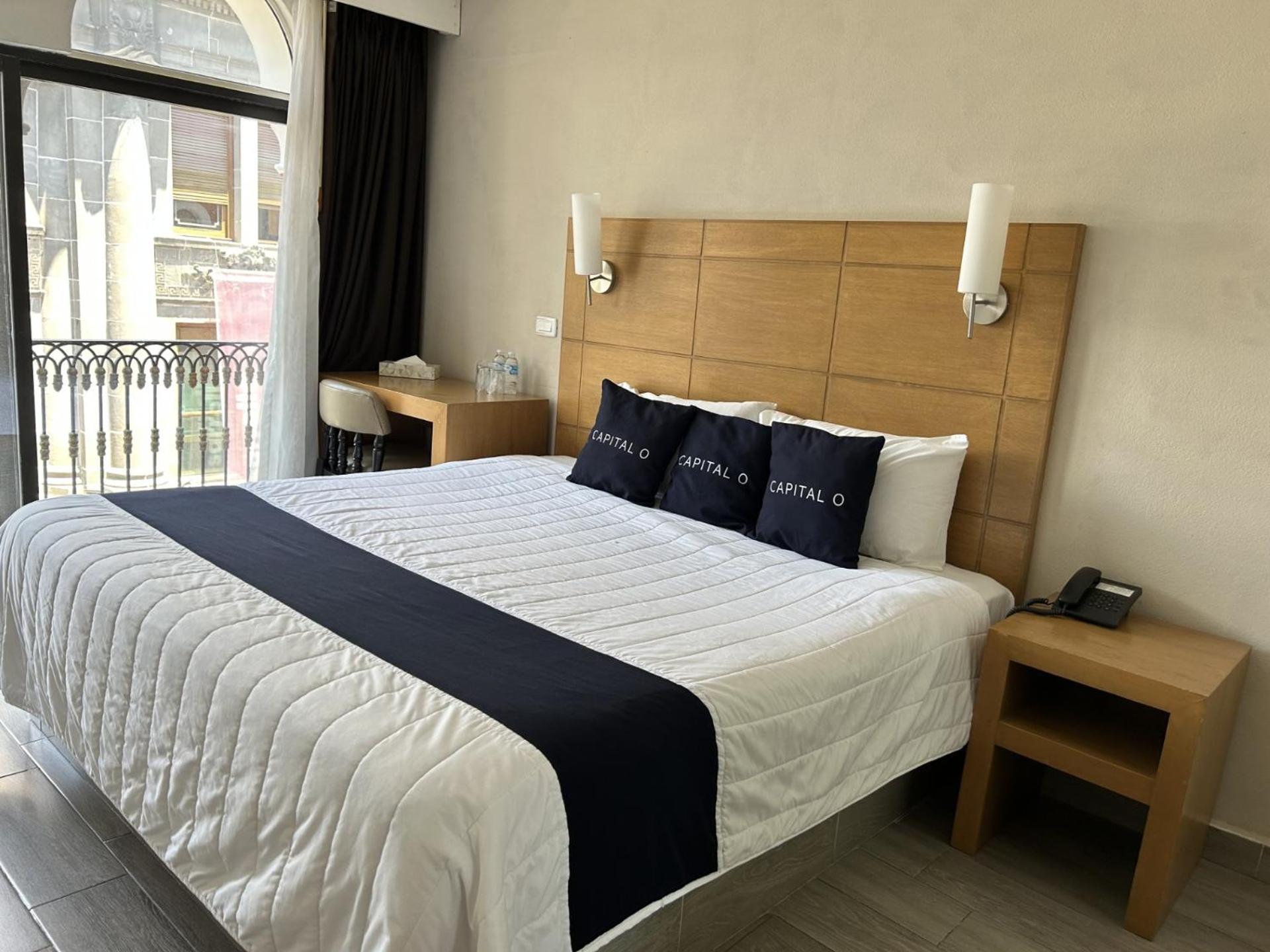 Queen Room with Balcony photo 3