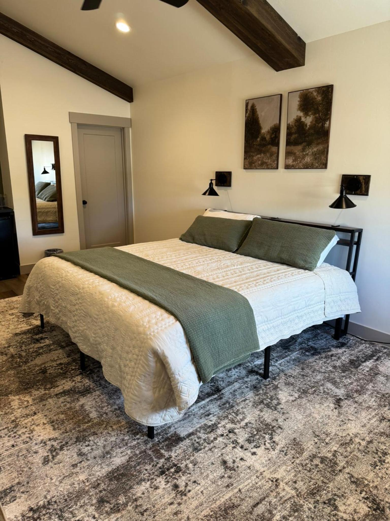 Standard King Room photo 1