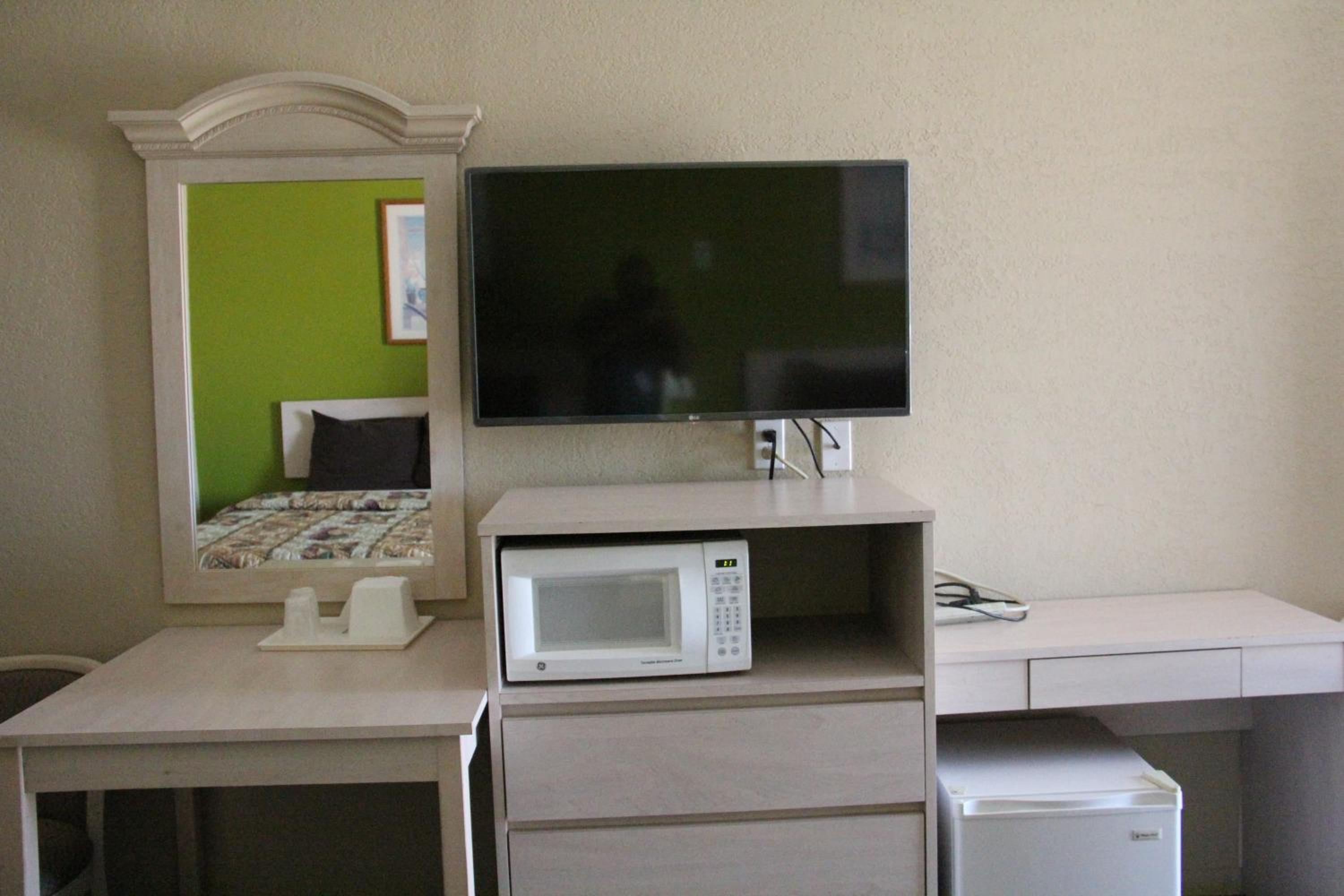 Queen Room with Two Queen Beds - Photo 2