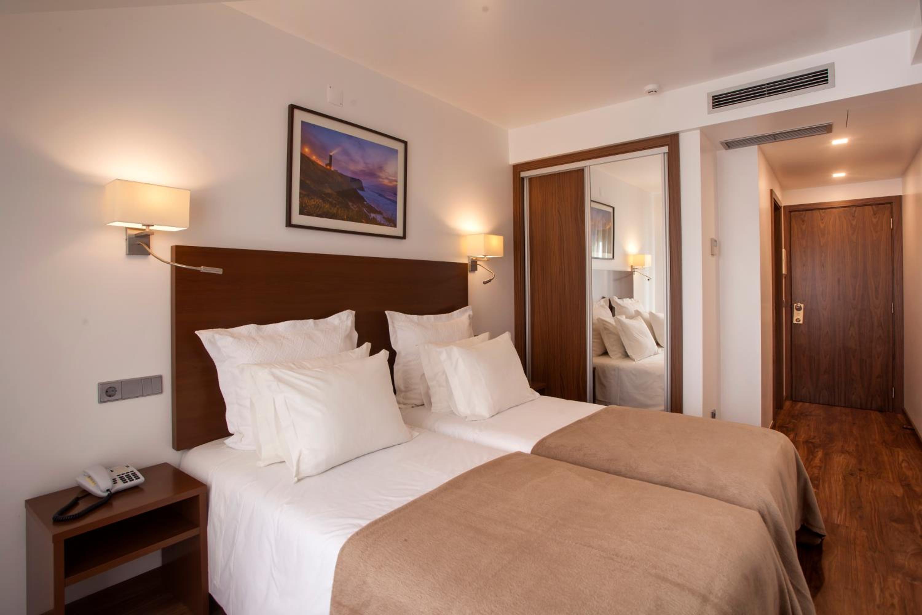 Standard Double or Twin Room - Photo 7