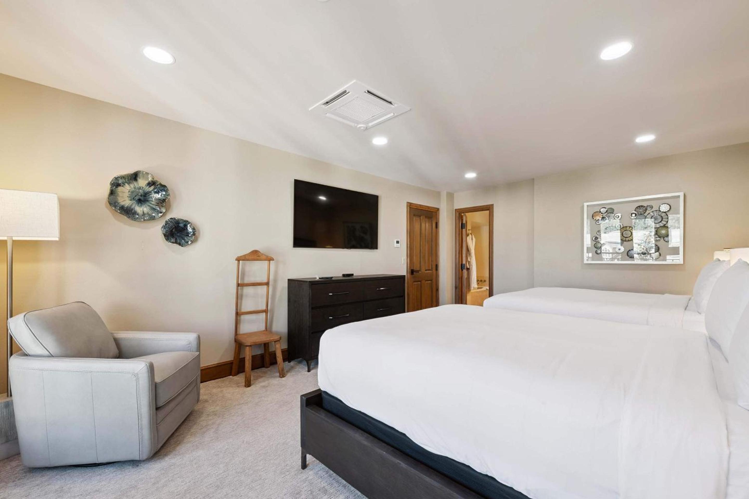 Three-Bedroom Apartment with Balcony photo 3