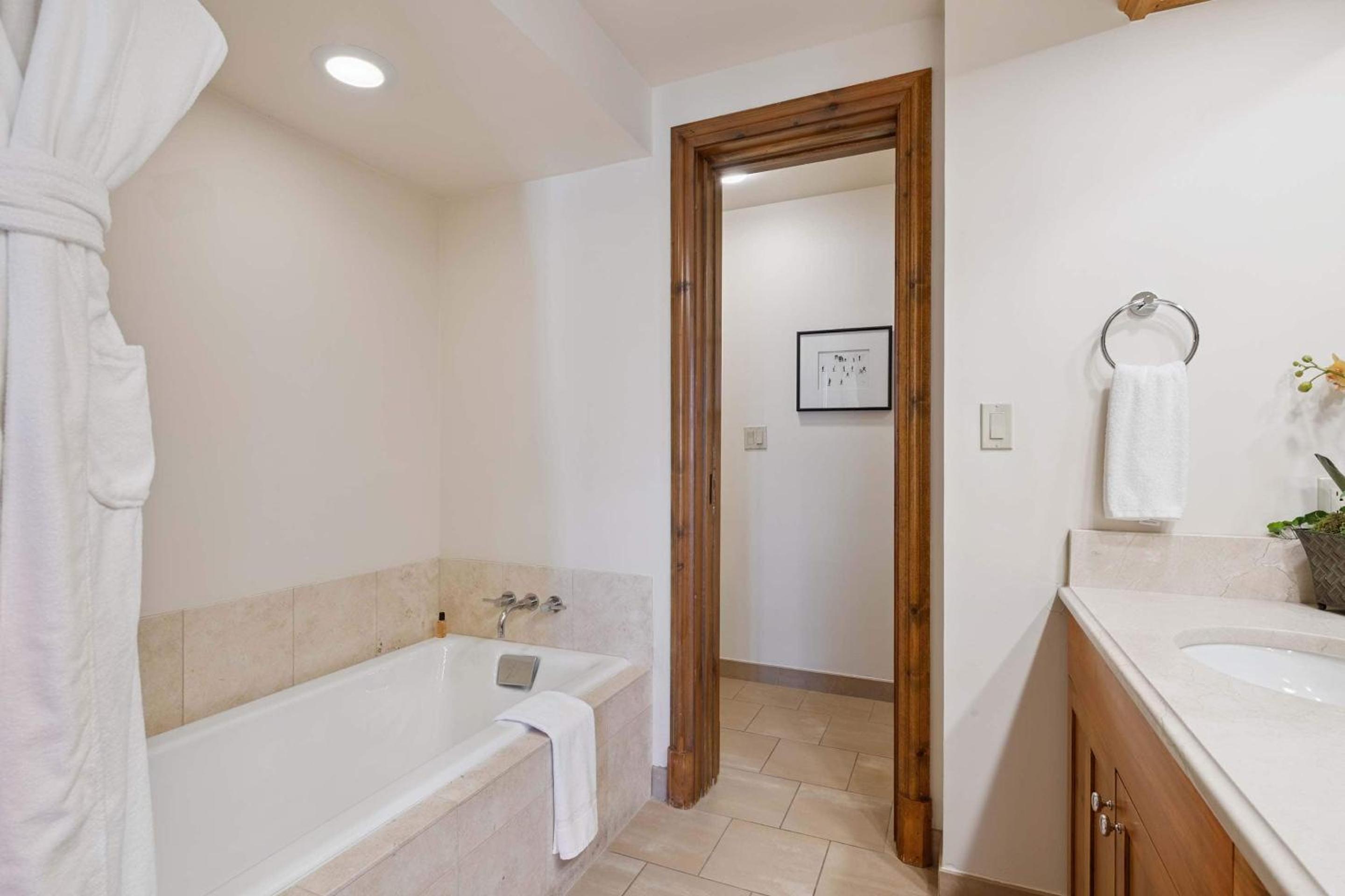 Three-Bedroom Apartment with Balcony photo 2