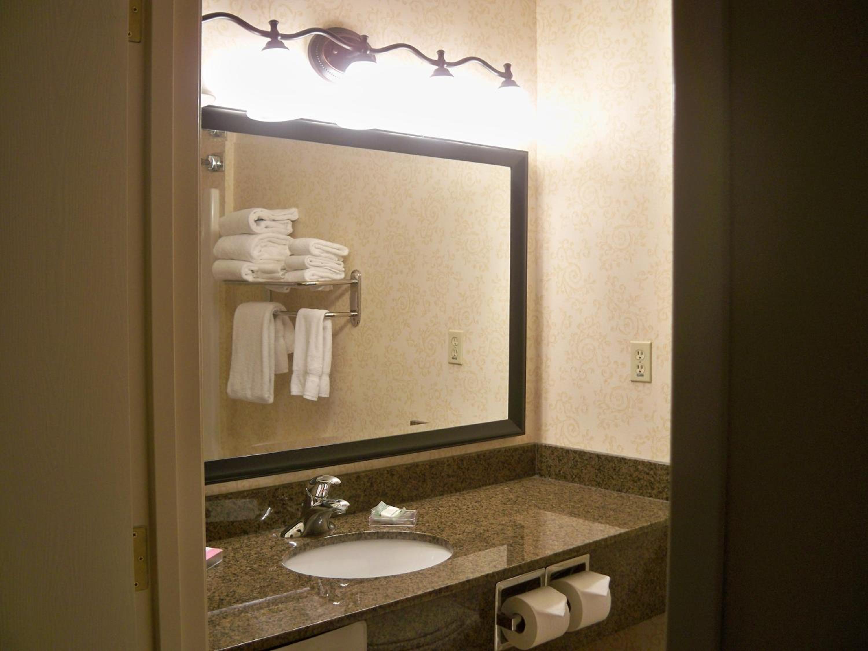 Queen Room with Two Queen Beds - Non-Smoking - Photo 3