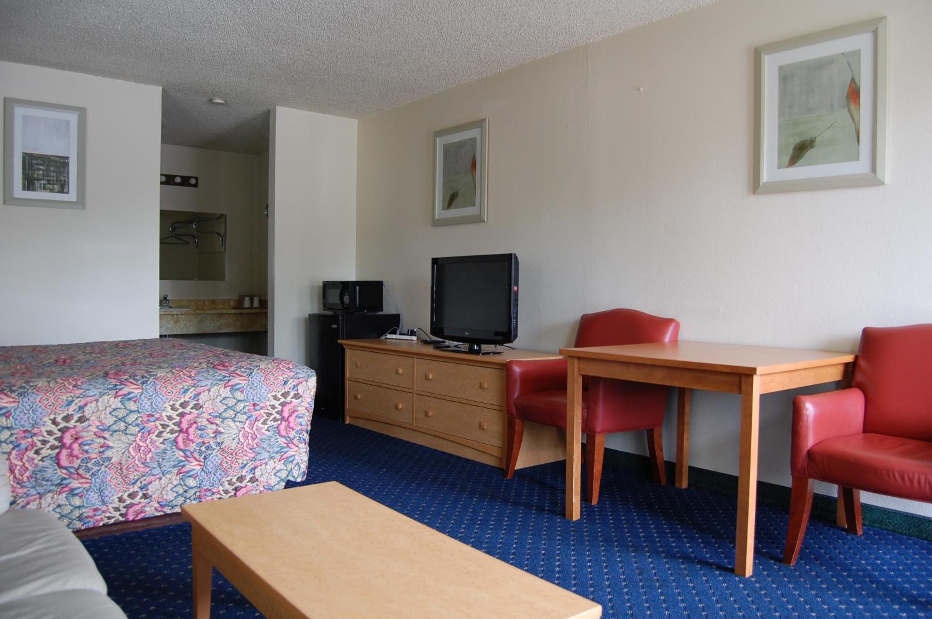 Queen Room - Non-Smoking - Photo 1