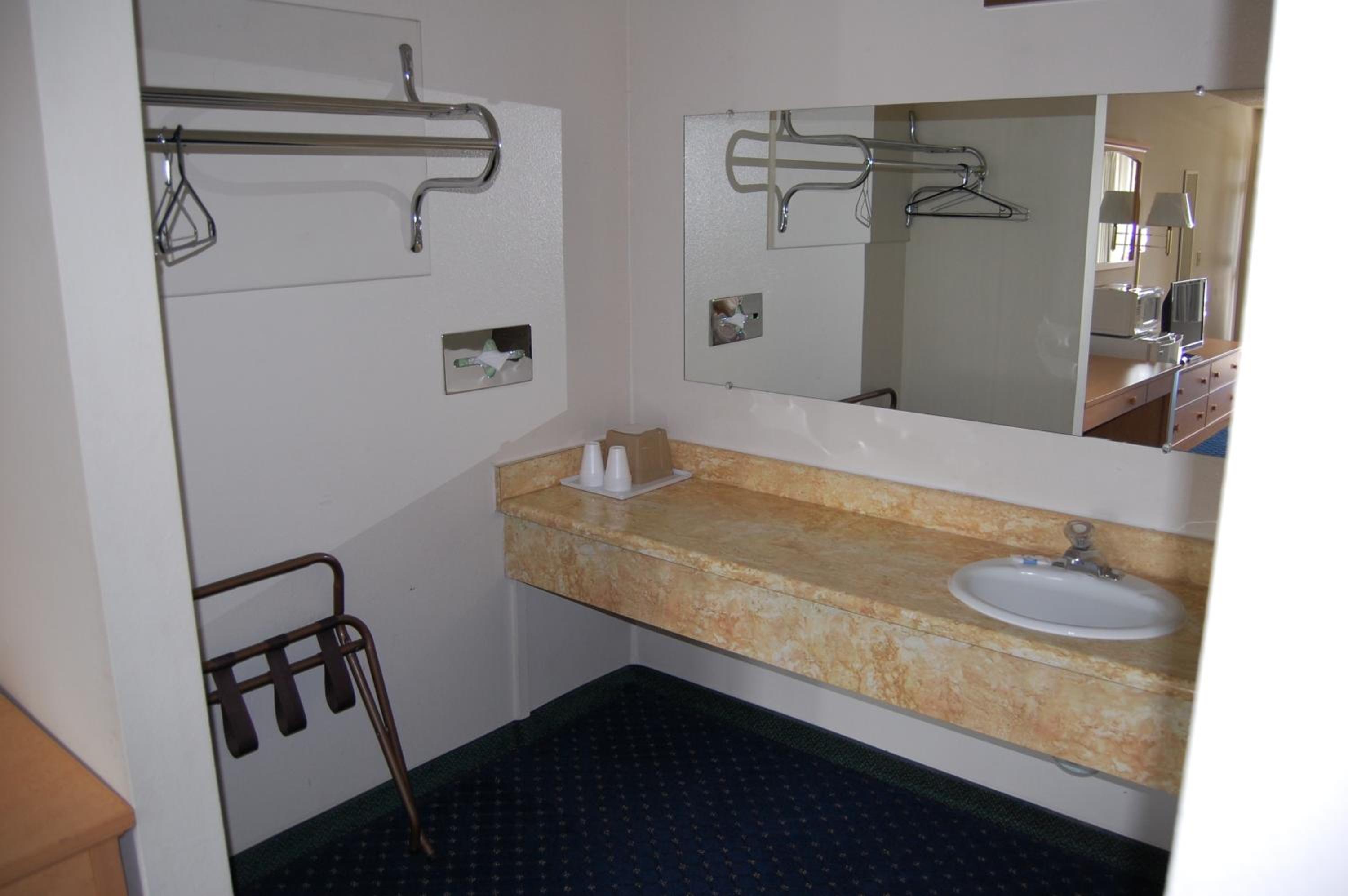 Queen Room - Non-Smoking - Photo 9