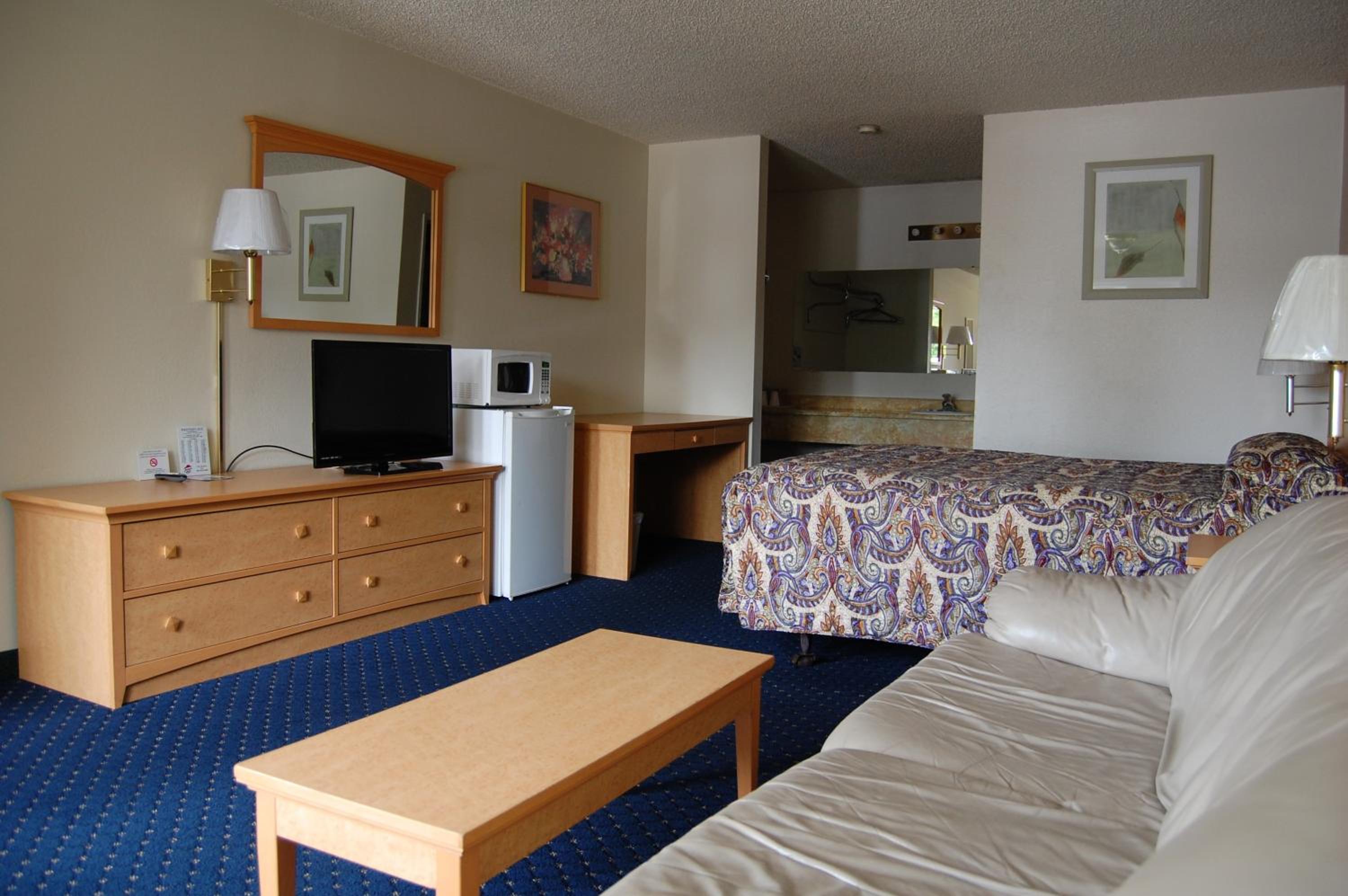 Queen Room - Non-Smoking - Photo 7
