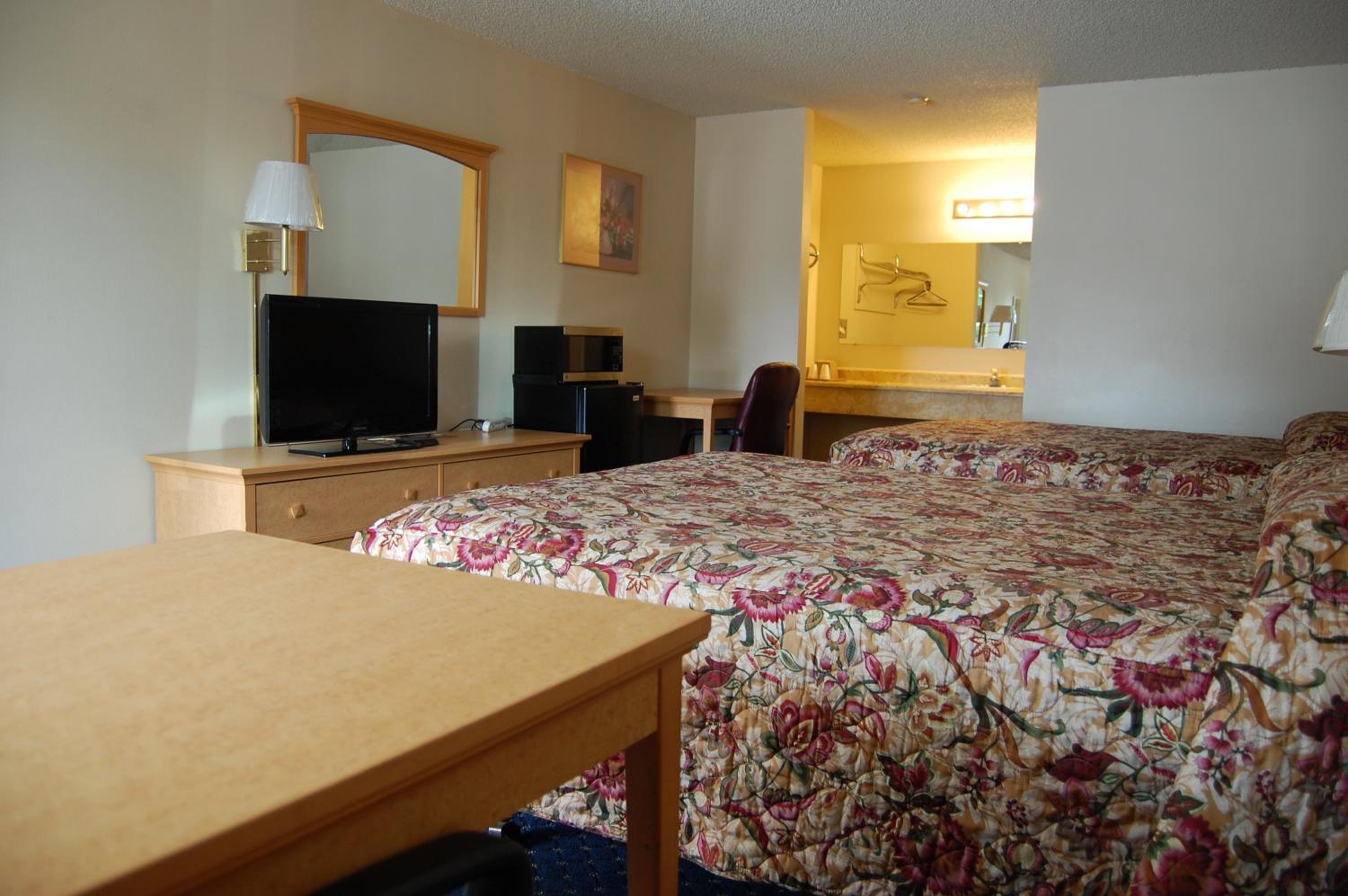 Queen Room with Two Queen Beds - Non-Smoking - Photo 3