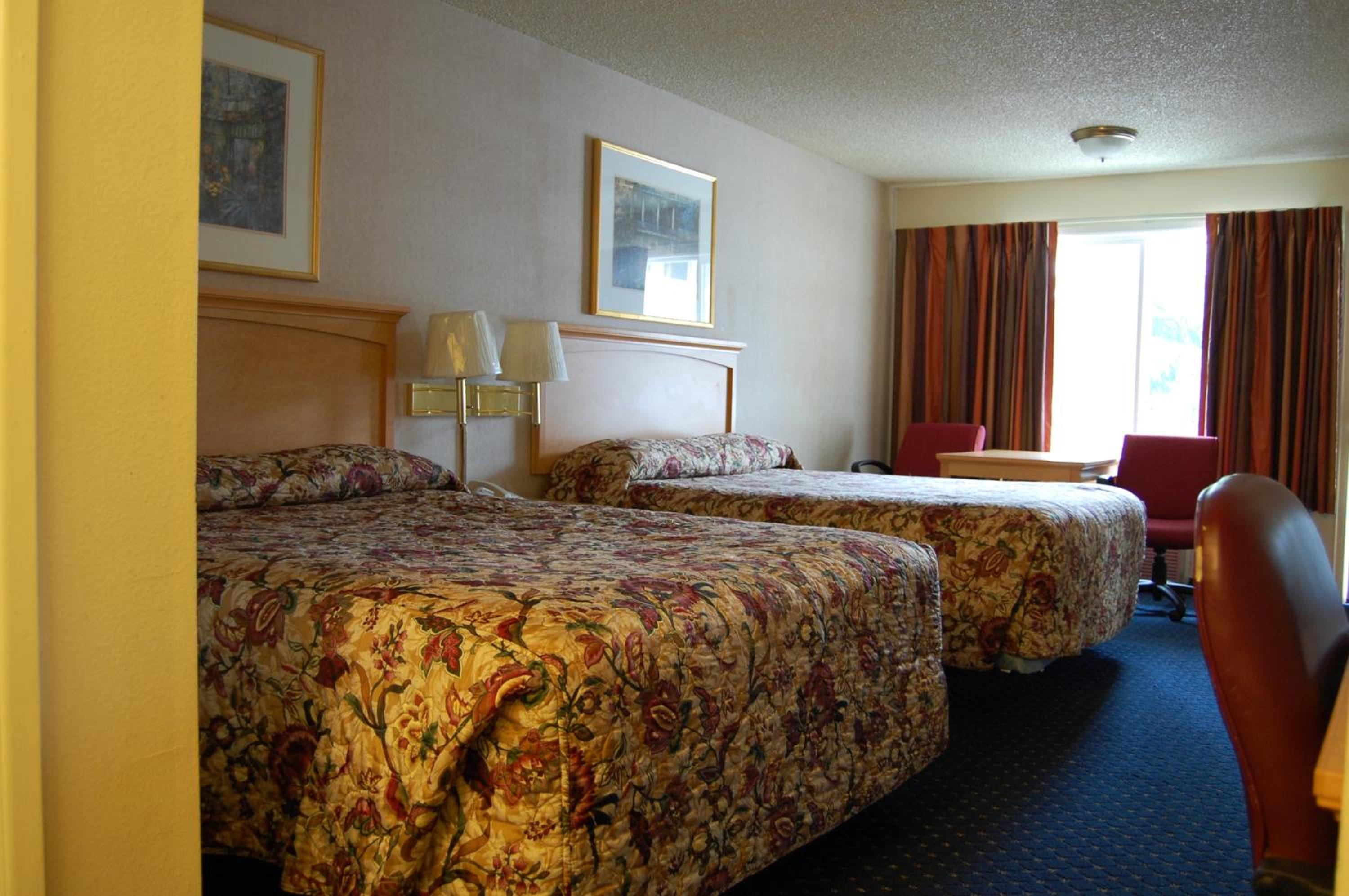 Queen Room with Two Queen Beds - Non-Smoking - Photo 2