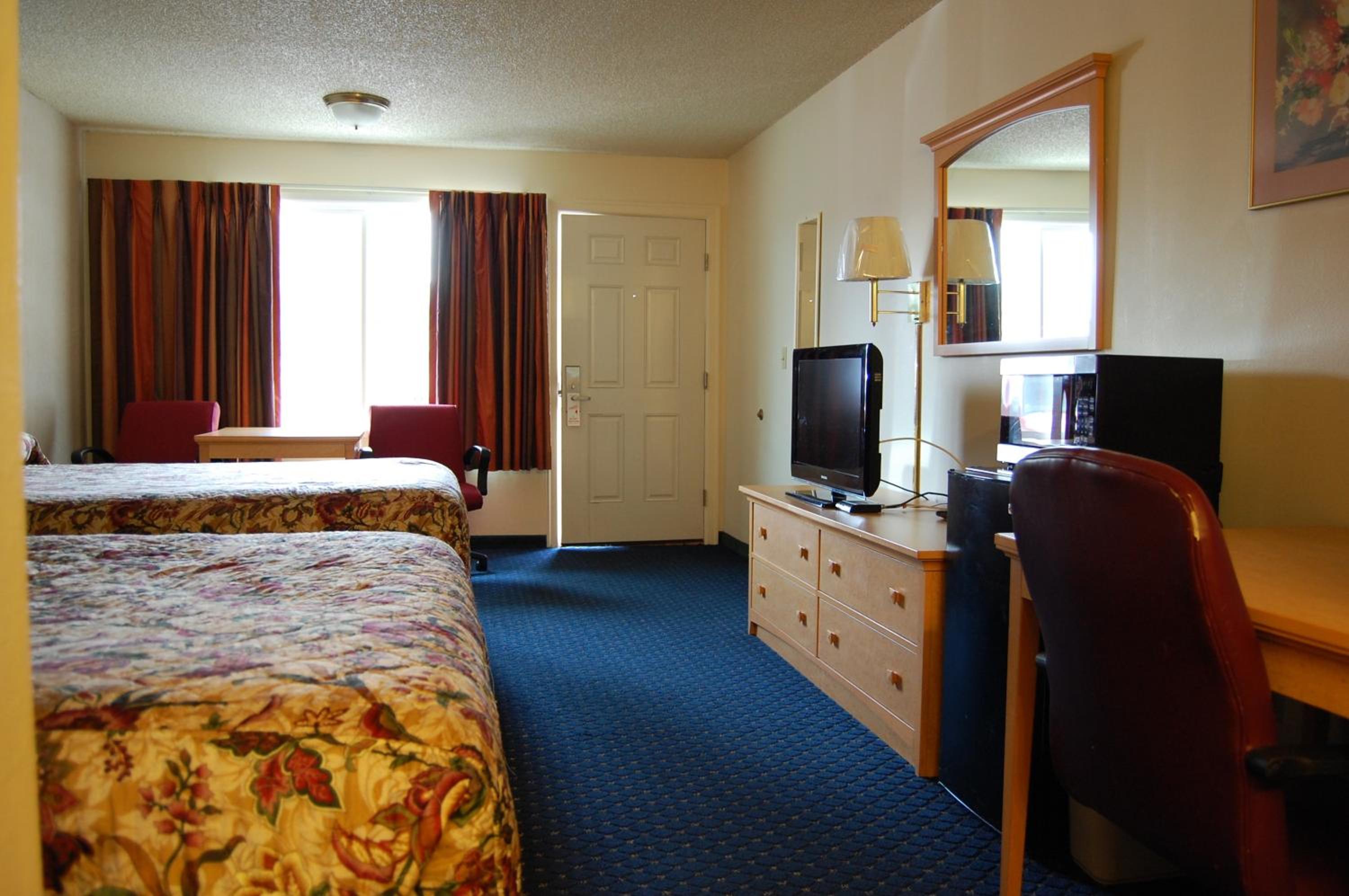 Queen Room with Two Queen Beds - Non-Smoking - Photo 4