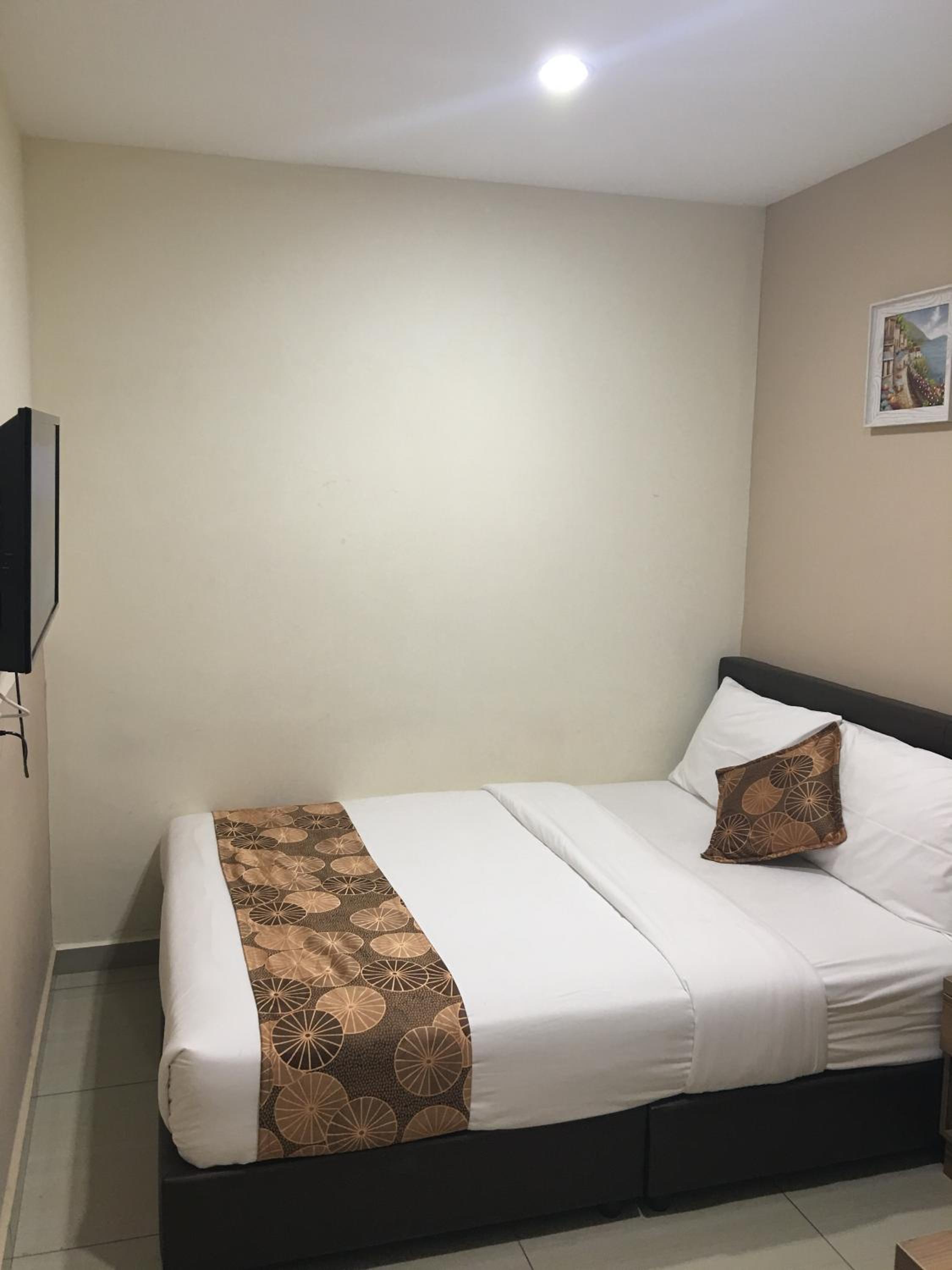 Queen Room photo 2