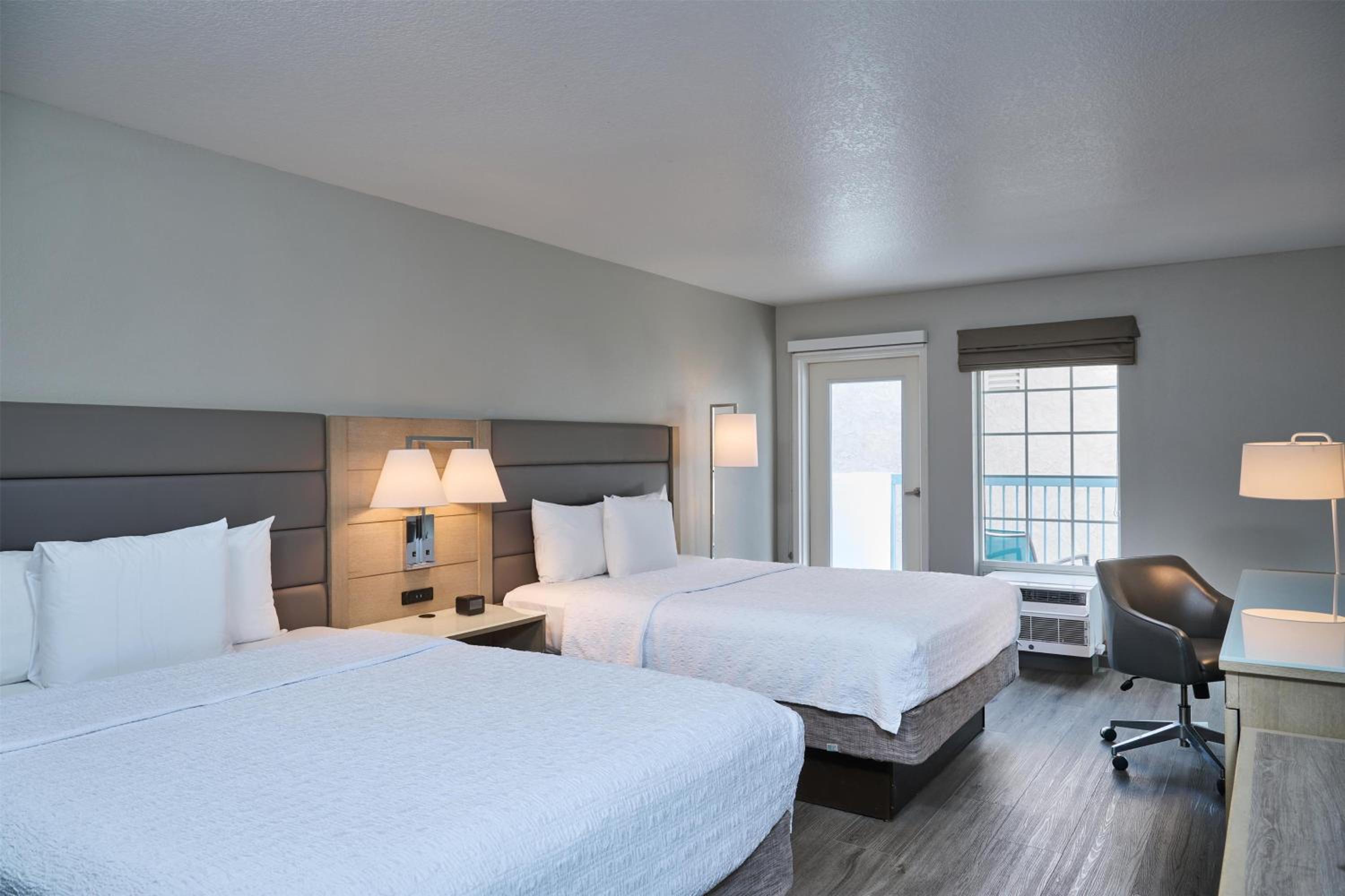 Queen Room with Two Queen Beds - Mobility Access/Non-Smoking - Photo 4