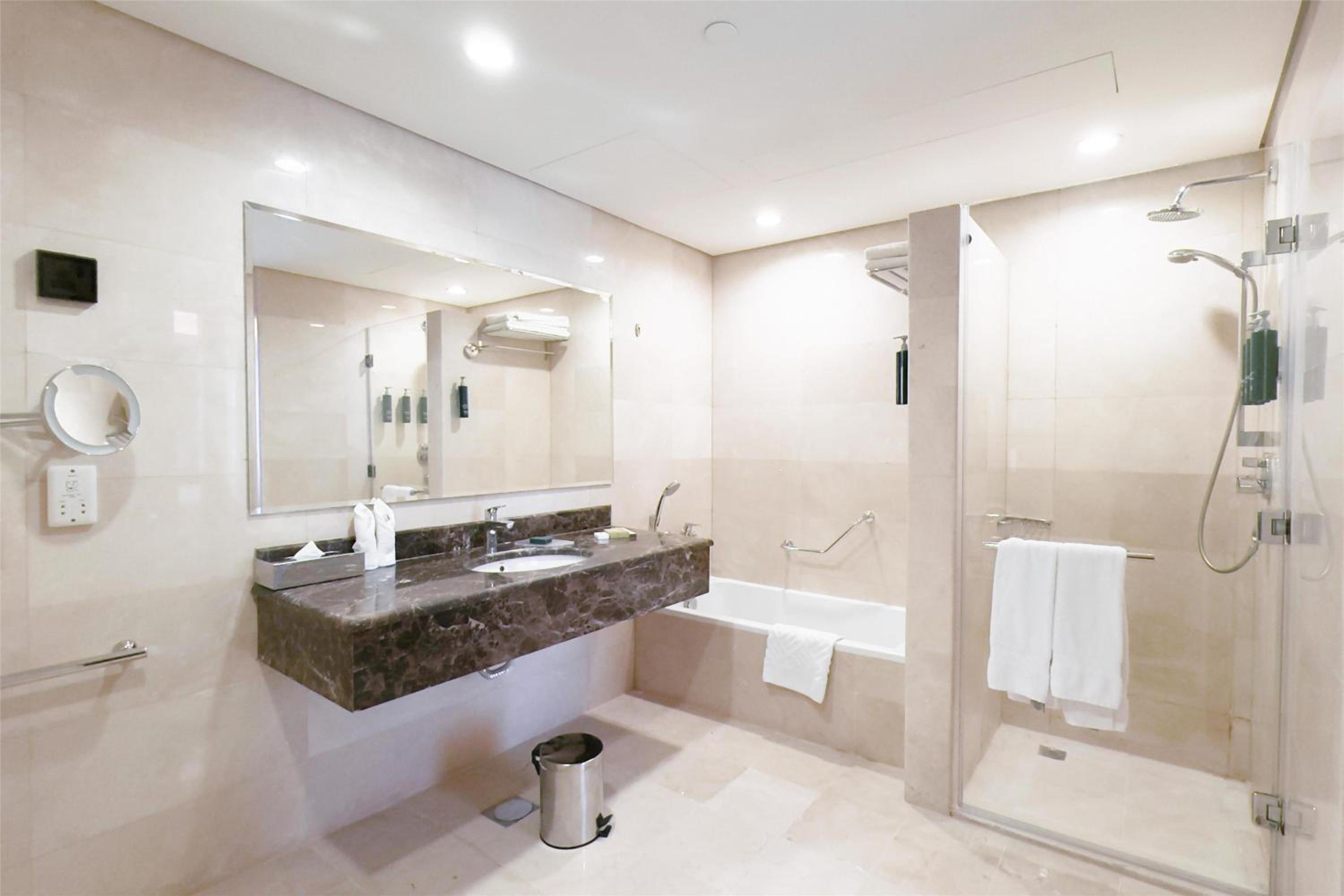 Junior King Suite with Seating Area - Photo 1