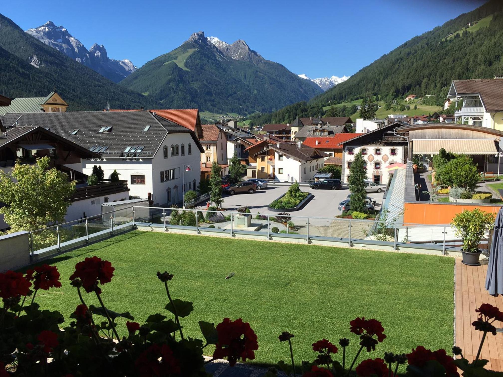 Apartment with Mountain View - Photo 2
