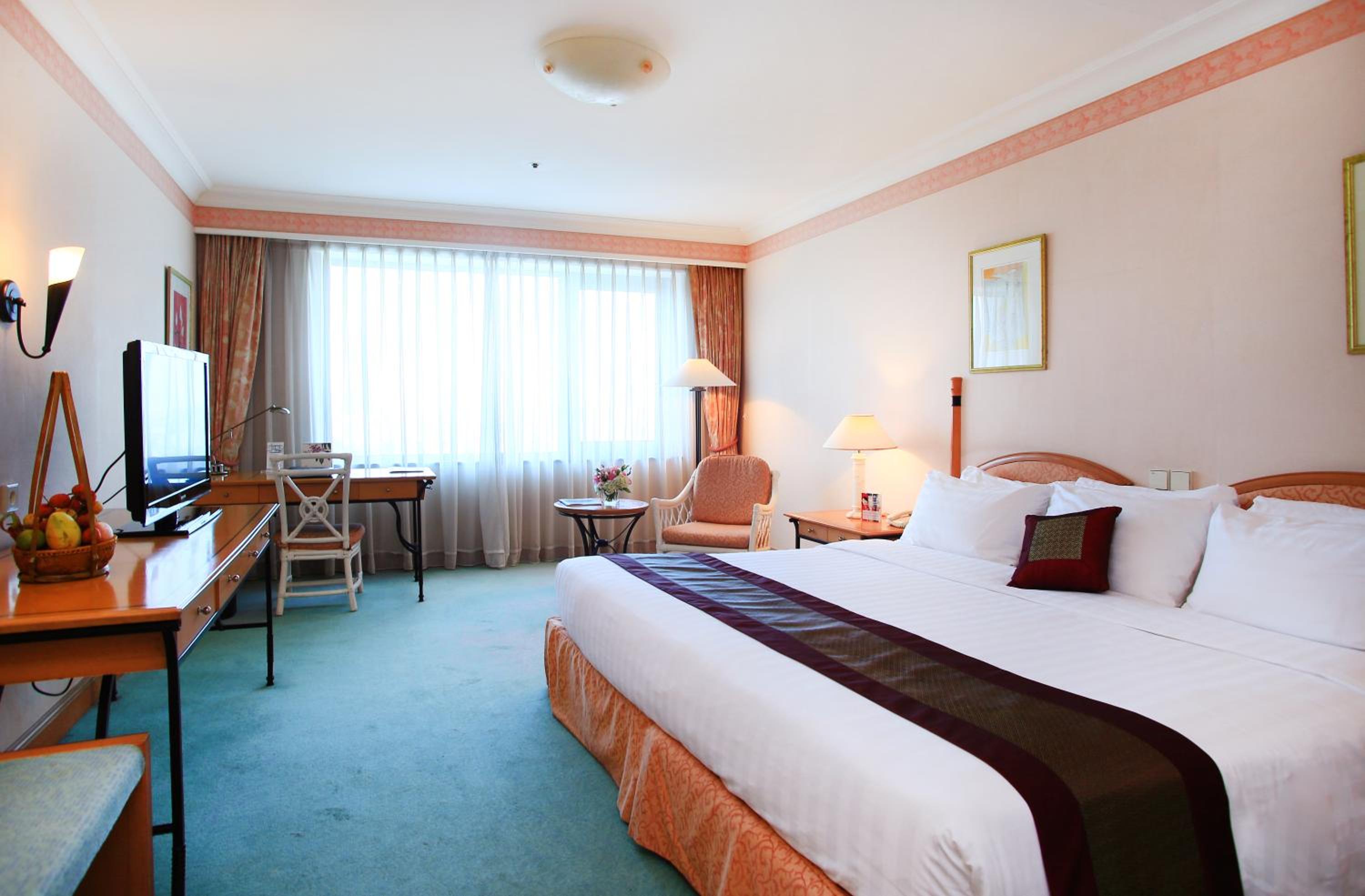 Grand Deluxe King Bed  Lake View